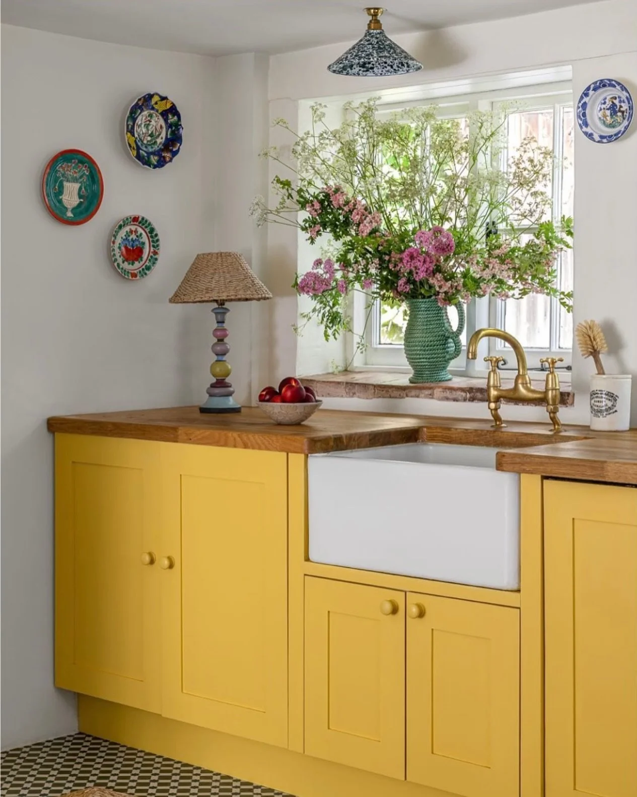 Happy Easter!  Here is the sunny yellow kitchen in my own home 💛. Photo @jonathanbondphotography