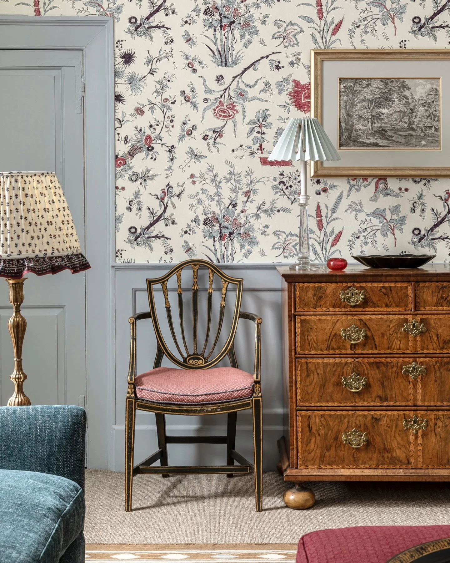A sitting room full of pretty antiques 🤍