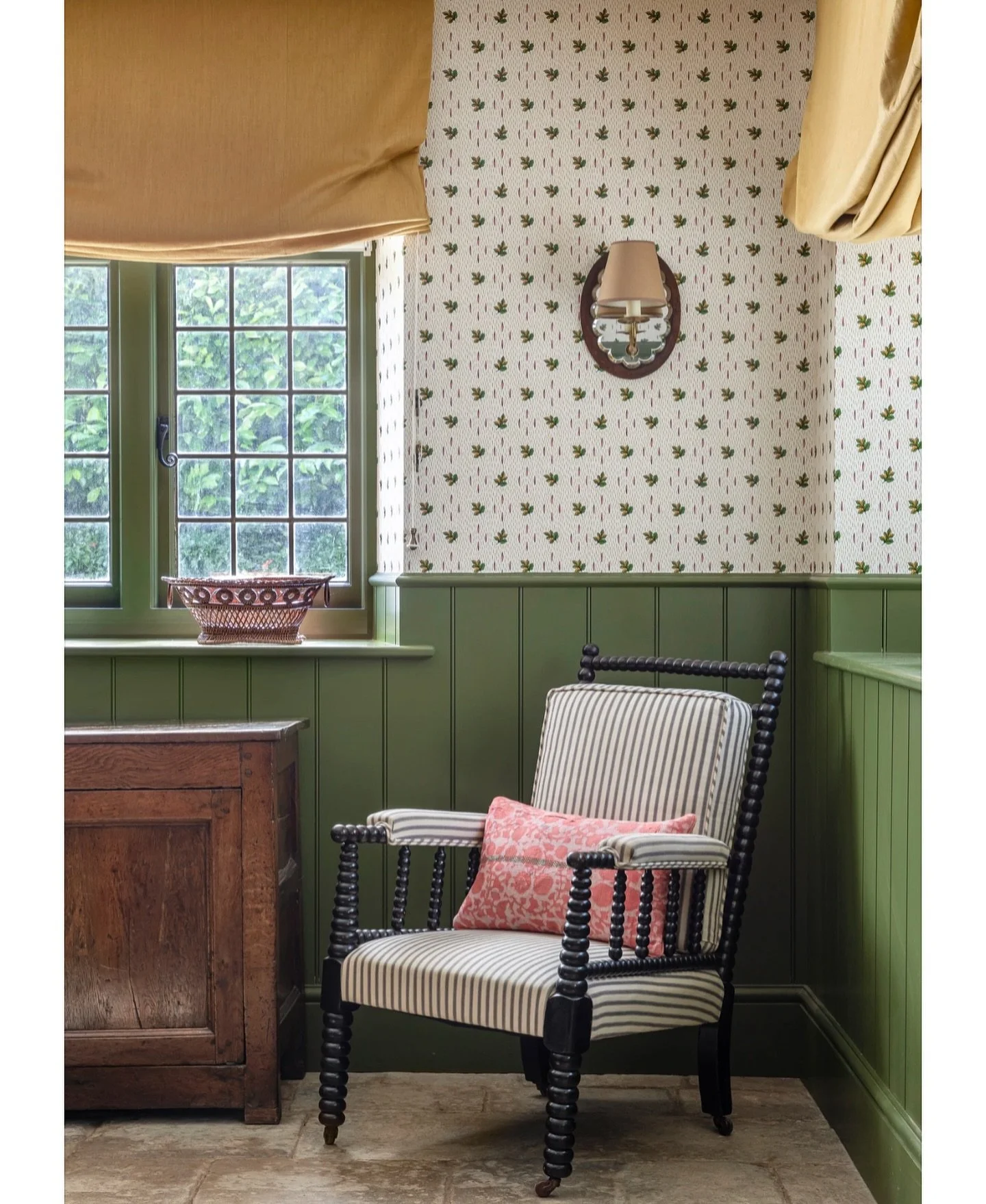 Green and yellow make for a cheery combination in this Old Rectory in Oxfordshire. 📸 @jonathanbondphotography