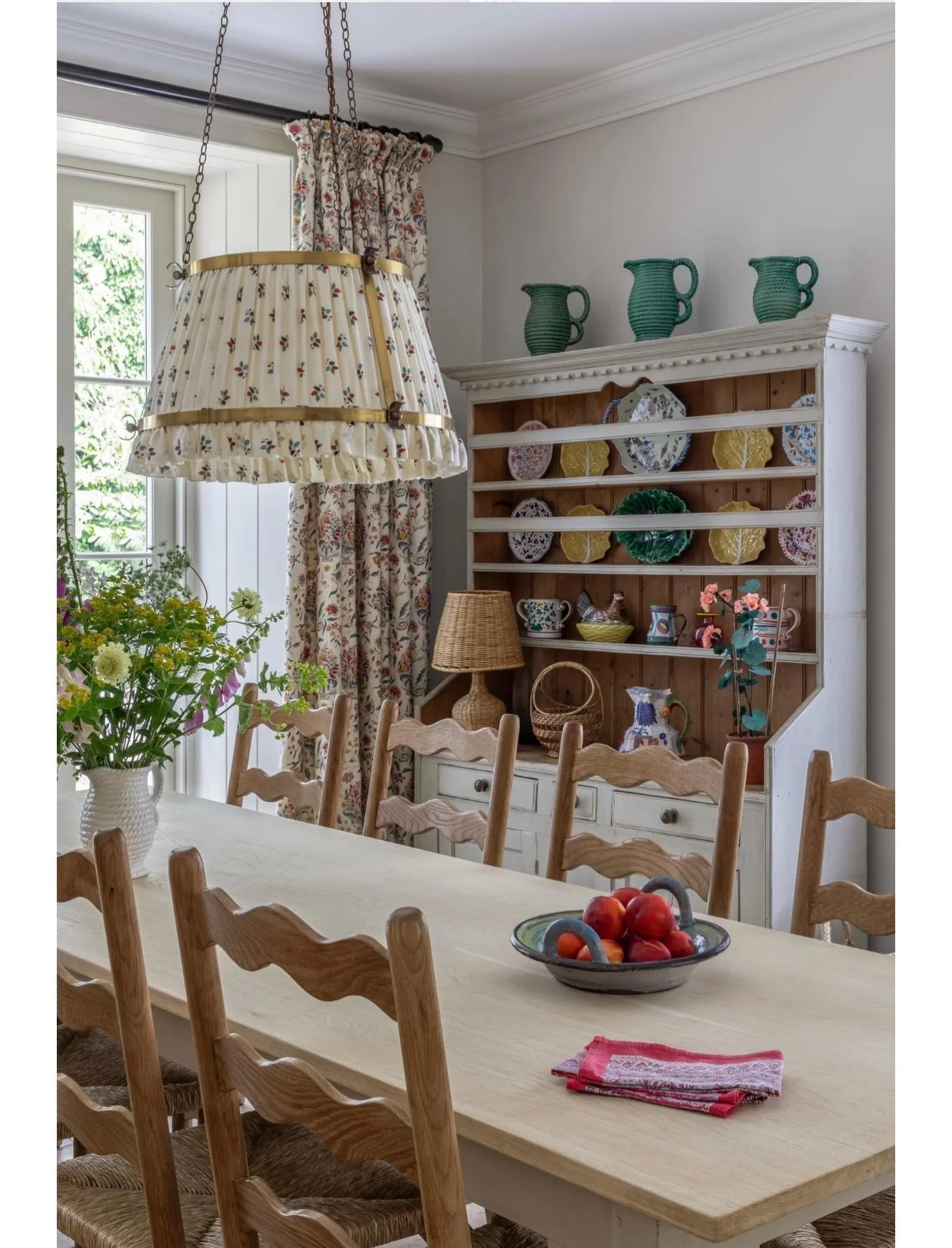 Spring is finally here and I was reminded of this kitchen I worked on in Oxfordshire which feels somewhat spring-like.  The lovely pendant light was made bespoke to add softness above the dining table and the lampshade is in a favourite @decorsbarbar