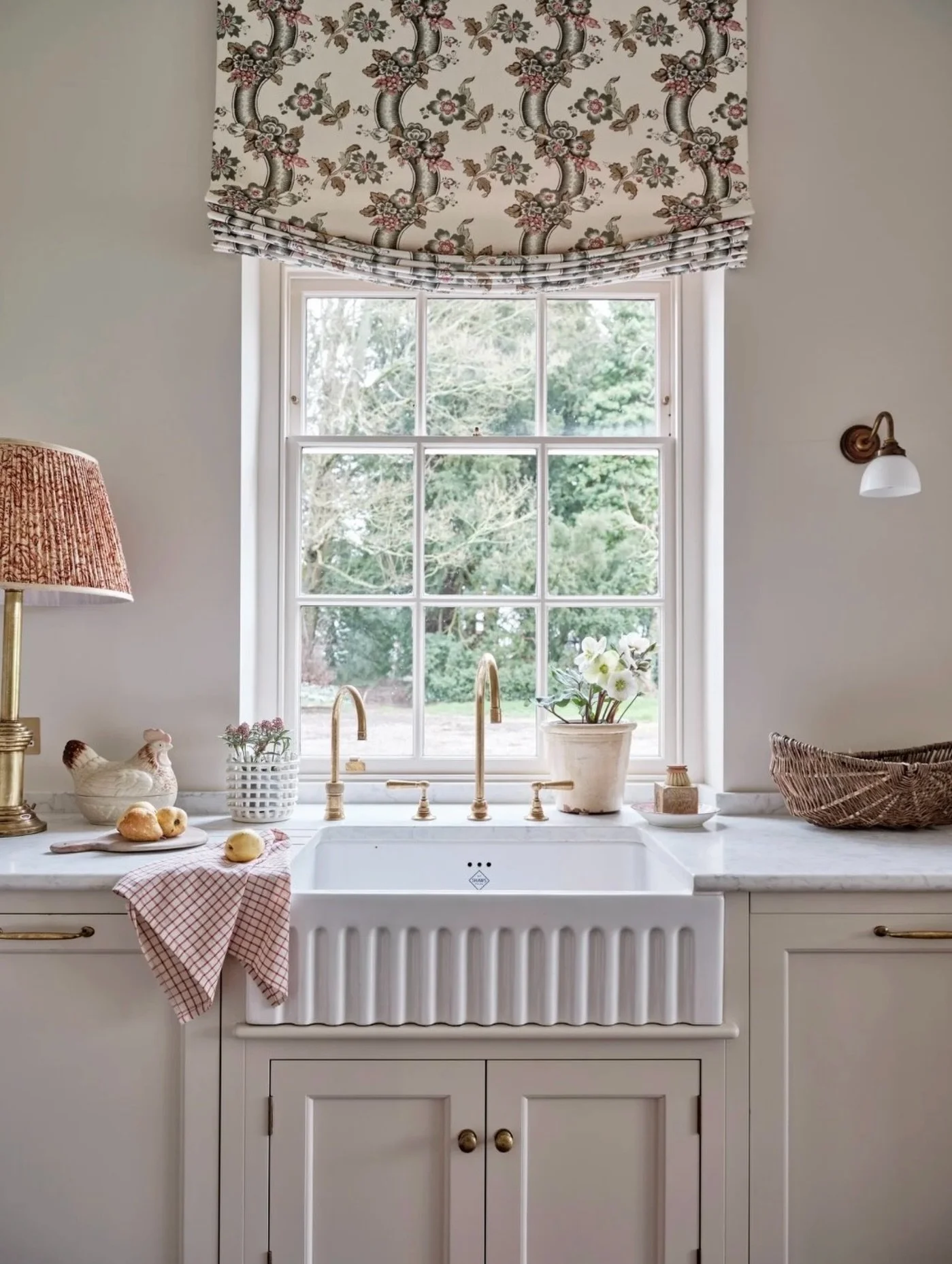 Happy Sunday!  Here is a favourite shot from a recently completed kitchen. 🤍

Photo @emmalewisphotographer 
Kitchen made by @guildanderson 
Styling @fairbanksfrench 
Blind made by @victoriaclarkinteriors