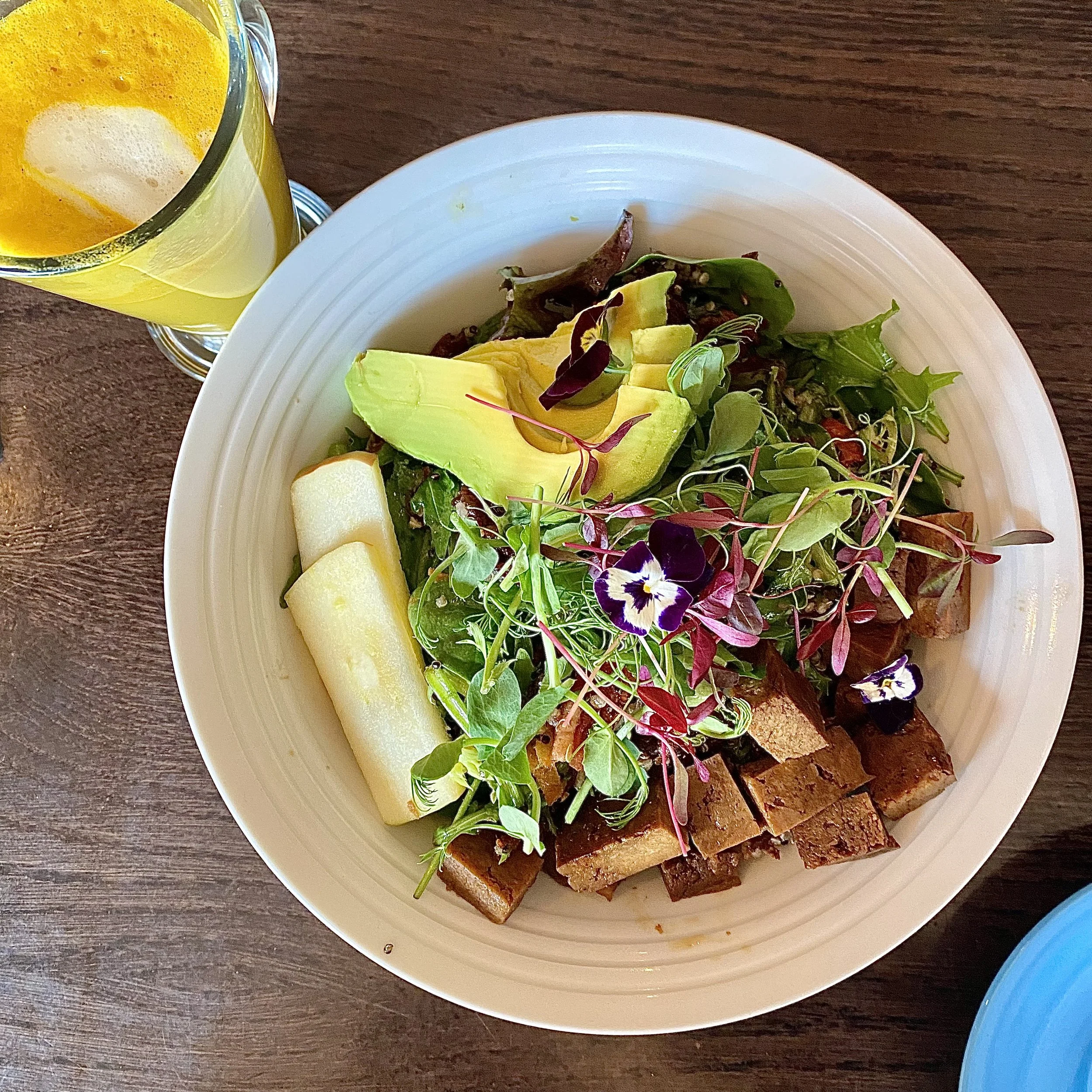 Salad with turmeric latte