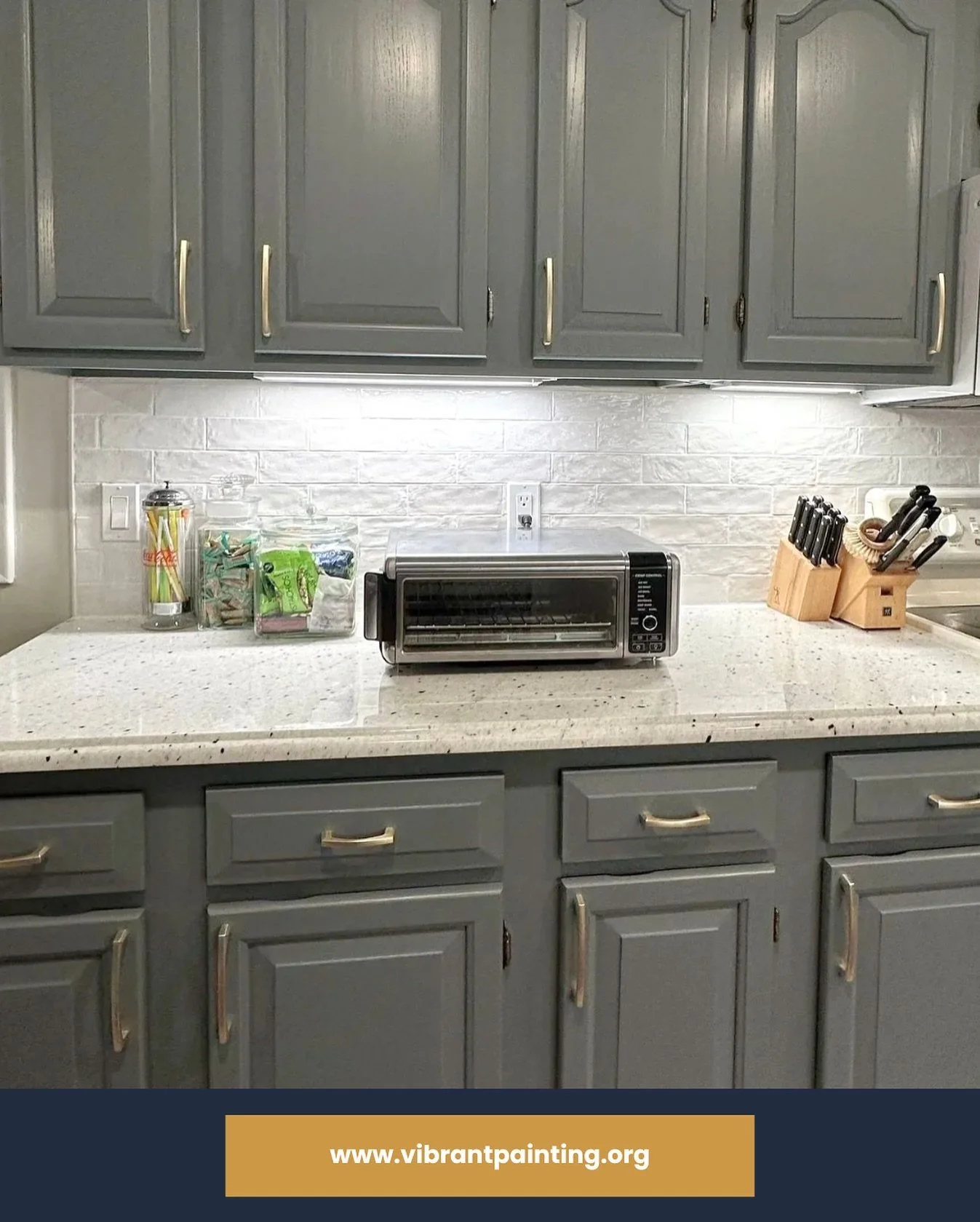 Sophisticated greys. Modern accents.

This kitchen was beautifully updated with a professional cabinet refinish in a chic, warm grey. The new color, paired with elegant gold hardware, creates a luxurious and inviting atmosphere.

Dreaming of a kitche