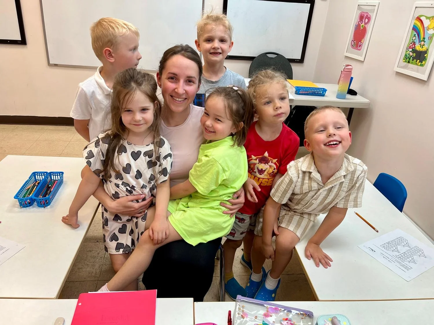 Педагог и дети на занятии в Yes!School