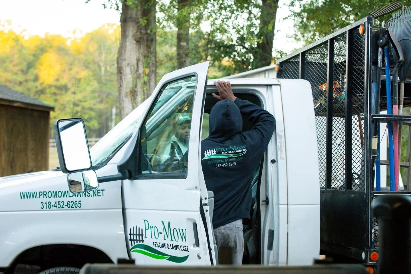 🍁 PSA: Your yard just called&hellip; it said the leaves are falling, the flowerbeds are a hot mess, and it would really like to look cute again. 😂

If your beds are starting to look like a squirrel&rsquo;s Airbnb, we can fix that.
Light pruning? ✅
