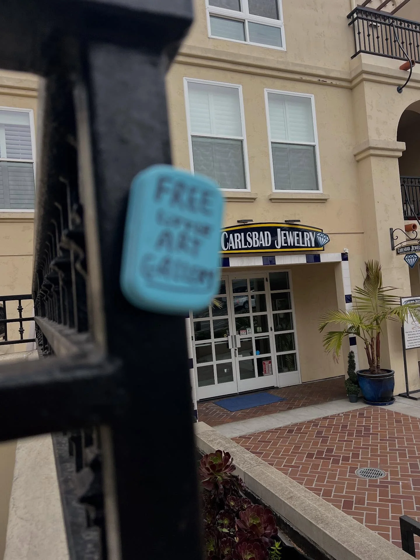 I sit close to a shop that sparkles and shines,
but step just two doors and the artwork is mine. 🕵️‍♂️🎨
#MiniMuseum #ArtInTheWild #ClueDrop
#frontporchgallery #carl #carlsbadvillage #freeart #hideandgoseek