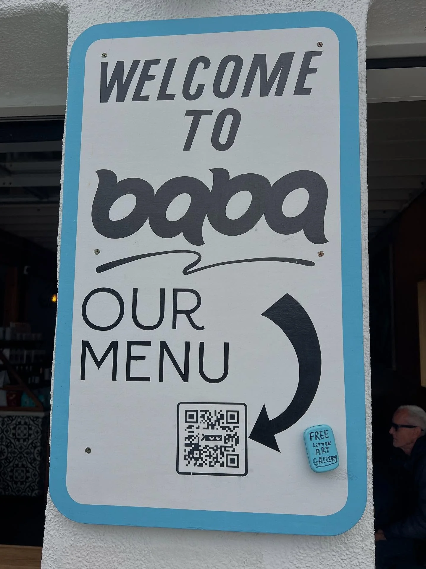 The early bird gets the art 🐦✨ and a delicious coffee! One of our mini museums is hiding in plain sign—can you spot it? 👀
Tag us when you find it, and don’t forget to swing by and say hi 👋 to Carl, our free little art gallery, where yo