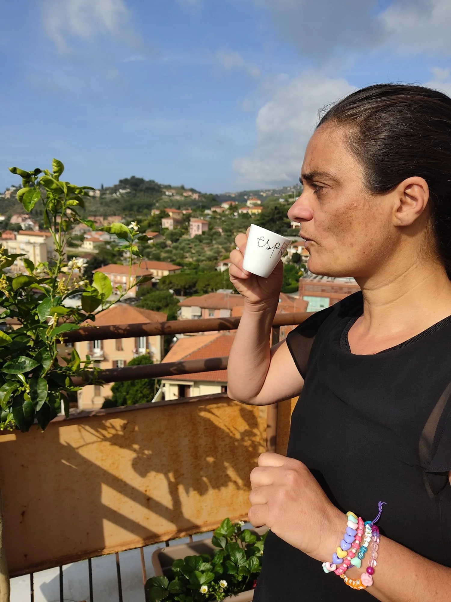 Vanessa Galperti beve un caffè sul balcone e osserva il panorama di Imperia.