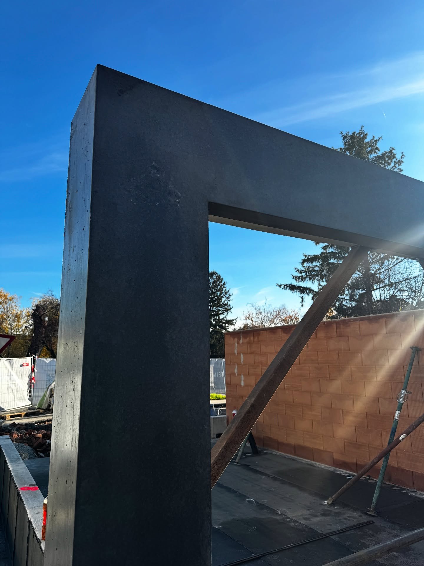 You&rsquo;re standing in front of a new era of design &mdash; raw, minimal, and bold.
Black concrete. Pure geometry.

A project by Horizon Ventures.  #HorizonVentures #WienerNeustadt#Neubau#Townhouse #DesignLovers #ModernArchitecture #ContemporaryArc