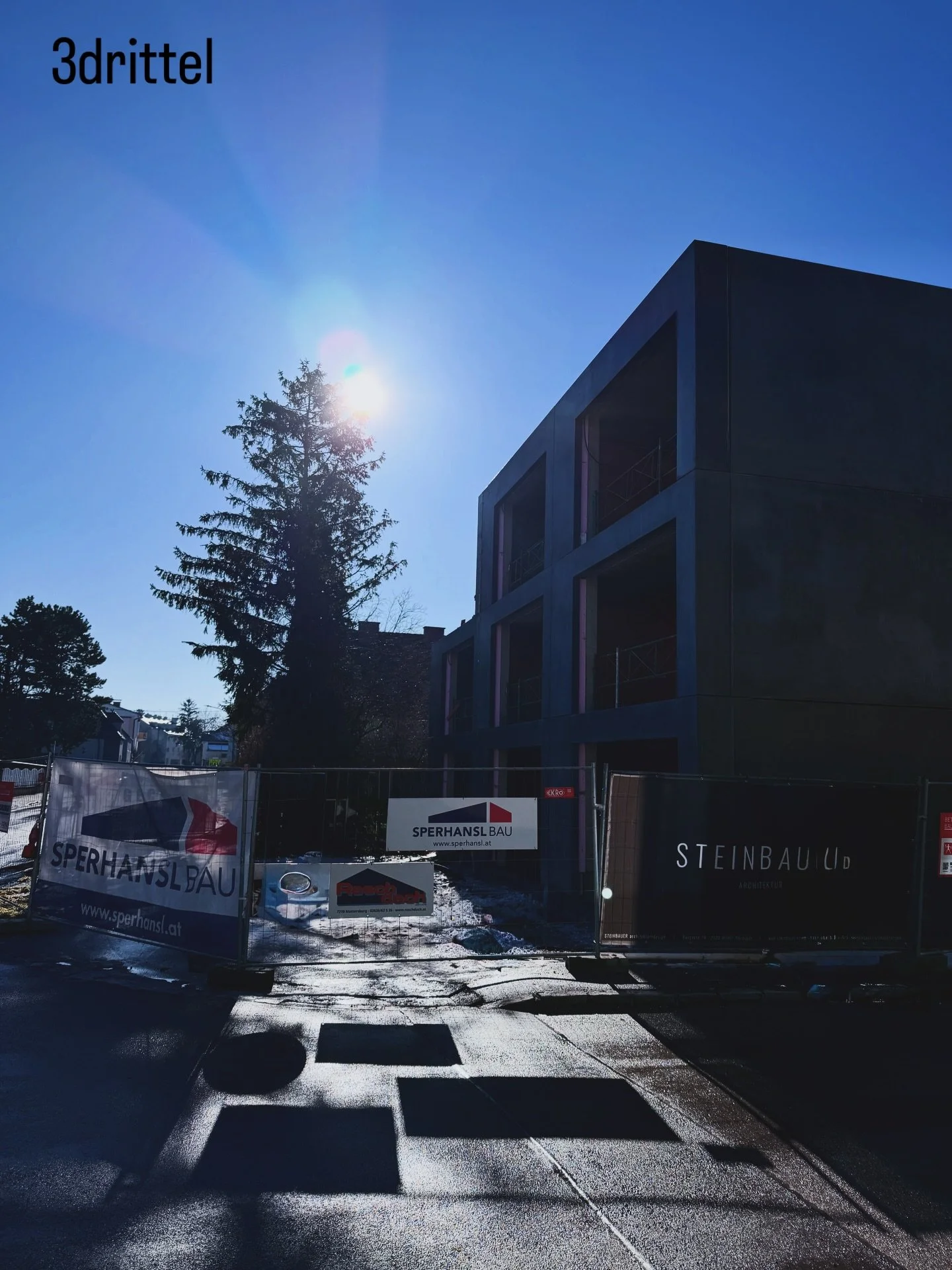 3drittel. 

Roh. Reduziert. Unverwechselbar.

Schwarzer Beton, klare Linien, kompromisslose Architektur.
Ein Projekt, das nicht laut sein muss, um Wirkung zu haben. 

#WienerNeustadt #ReihenhausMiete #HausZurMiete 
#NeubauZurMiete #wrneustadt