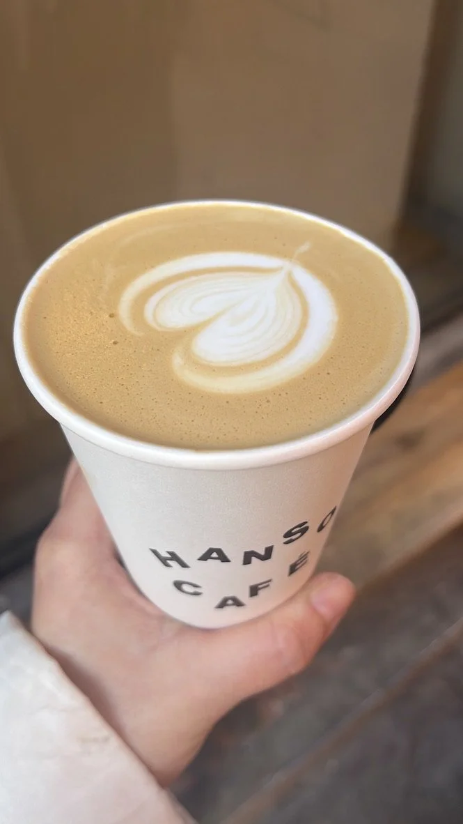 Taza de café con leche con latte art en forma de corazón