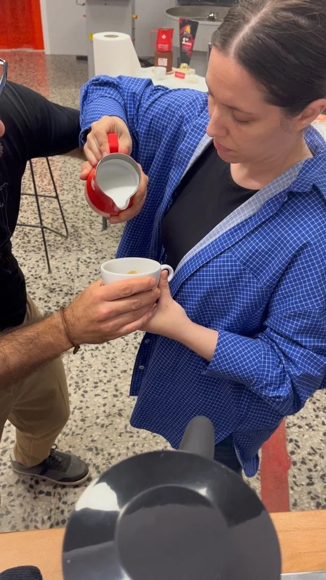 Foto de la fundadora de la marca, en una clase de latte art.