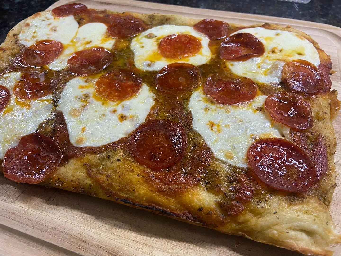 Focaccia Friday! (Pizza style: sauce, pesto, Italian seasoning, mozzarella, pepperoni) #foccacia #sourdoughdiscard #sourdoughofinstagram #microbaker #discardiB #discardrecipes