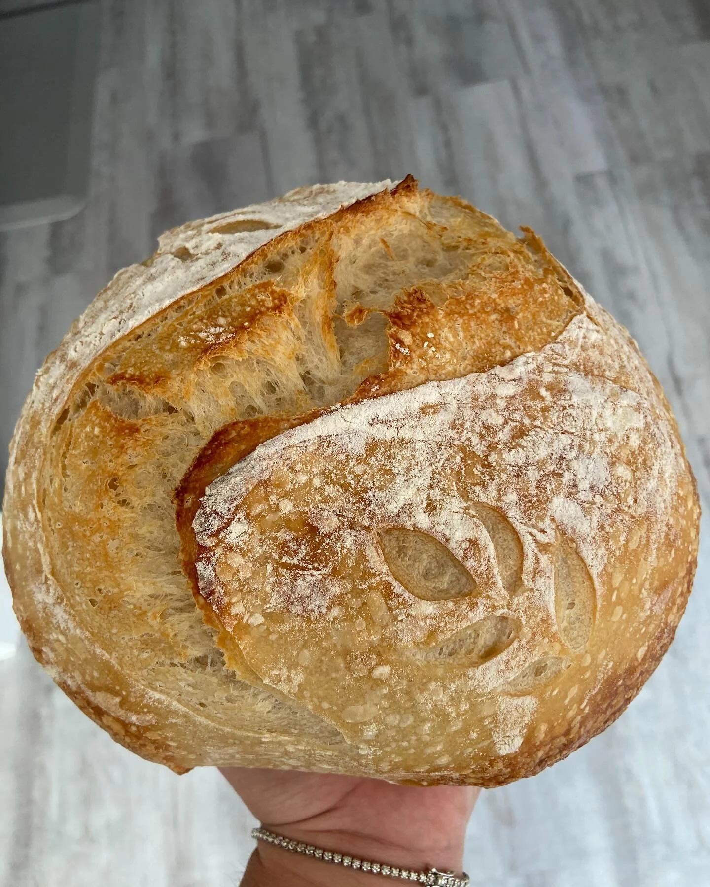 If you could only smell through a photo 🤤 #sourdough  #sourdoughbread #sourdoughofinstagram #microbaker #oloaf #sourdoughlove #sourdoughloaves