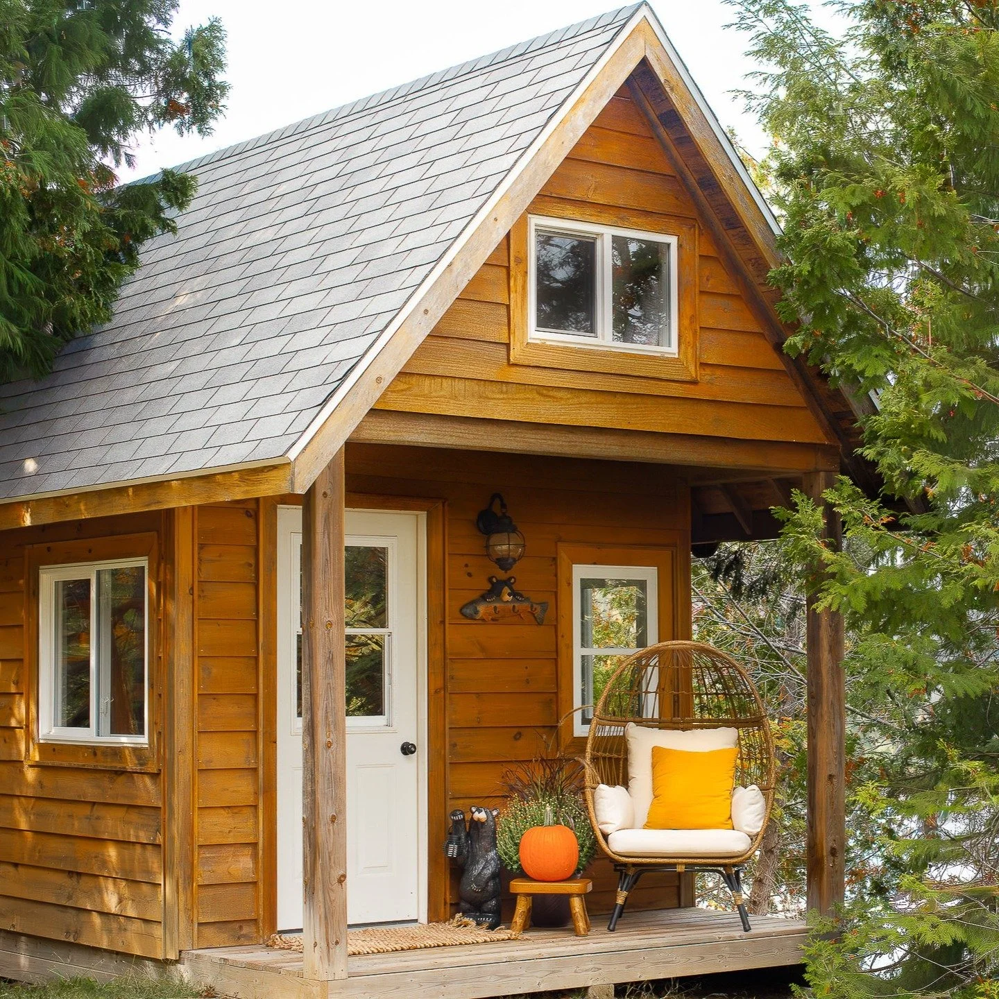 ✨ Bunkie Reveal! ✨ We&rsquo;re beyond excited to share our latest project - a cozy cottage bunkie that brings modern charm and rustic serenity together in one beautiful space. 🌿
Today, we&rsquo;re giving you a first look at the exterior and a peek i