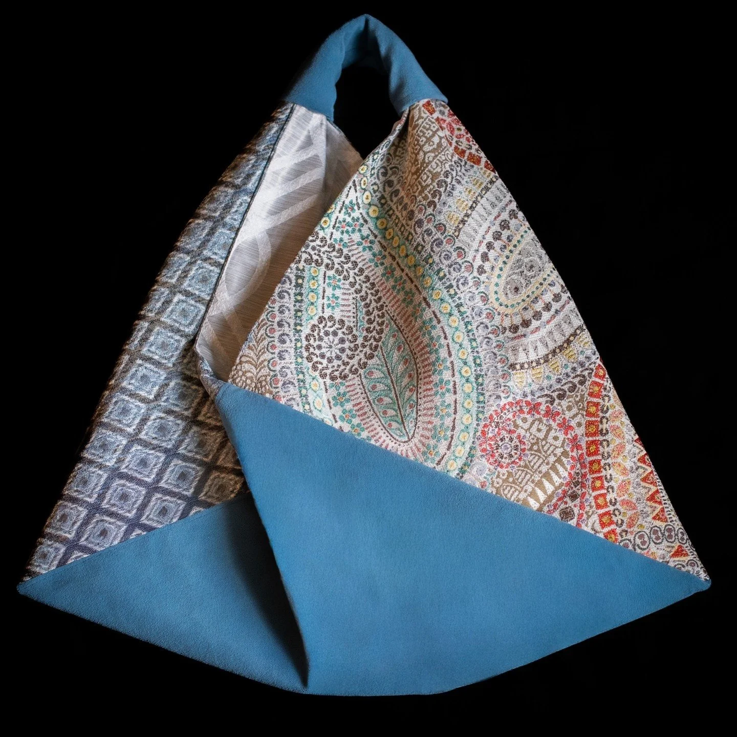 ✨#TheFridayFind this week is one of a kind. It&rsquo;s handmade and absolutely stunning! This piece was lovingly crafted from upcycled upholstery fabric samples, making it not just a statement piece&mdash;but a sustainable choice. ♻️🌱 Every bag by I