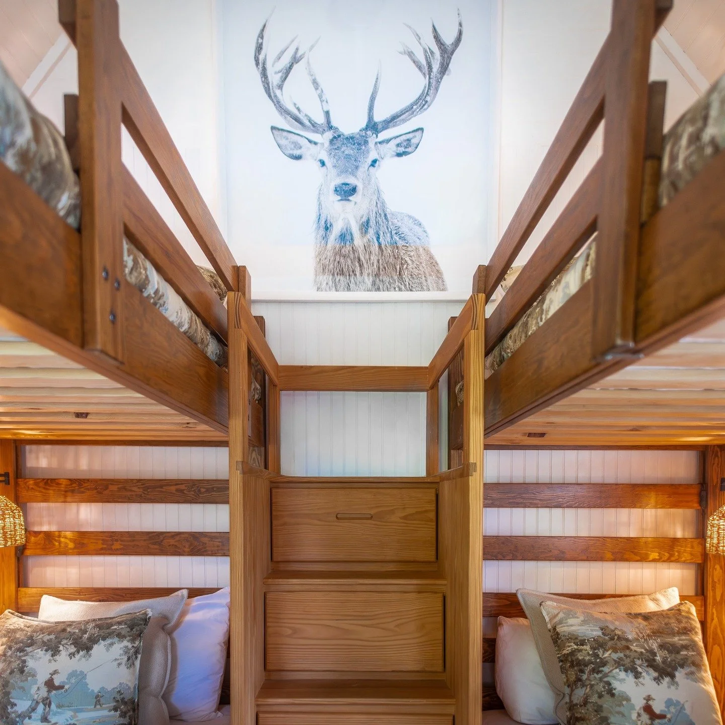 Small Space, Big Feeling✨This Muskoka bunkie is more than just a sleeping space- it&rsquo;s a cozy escape designed with heart and intention by Farmer and Sailor.
Framed in warm wood tones, the bunkbeds from Muskoka Furniture are anchored by a thought
