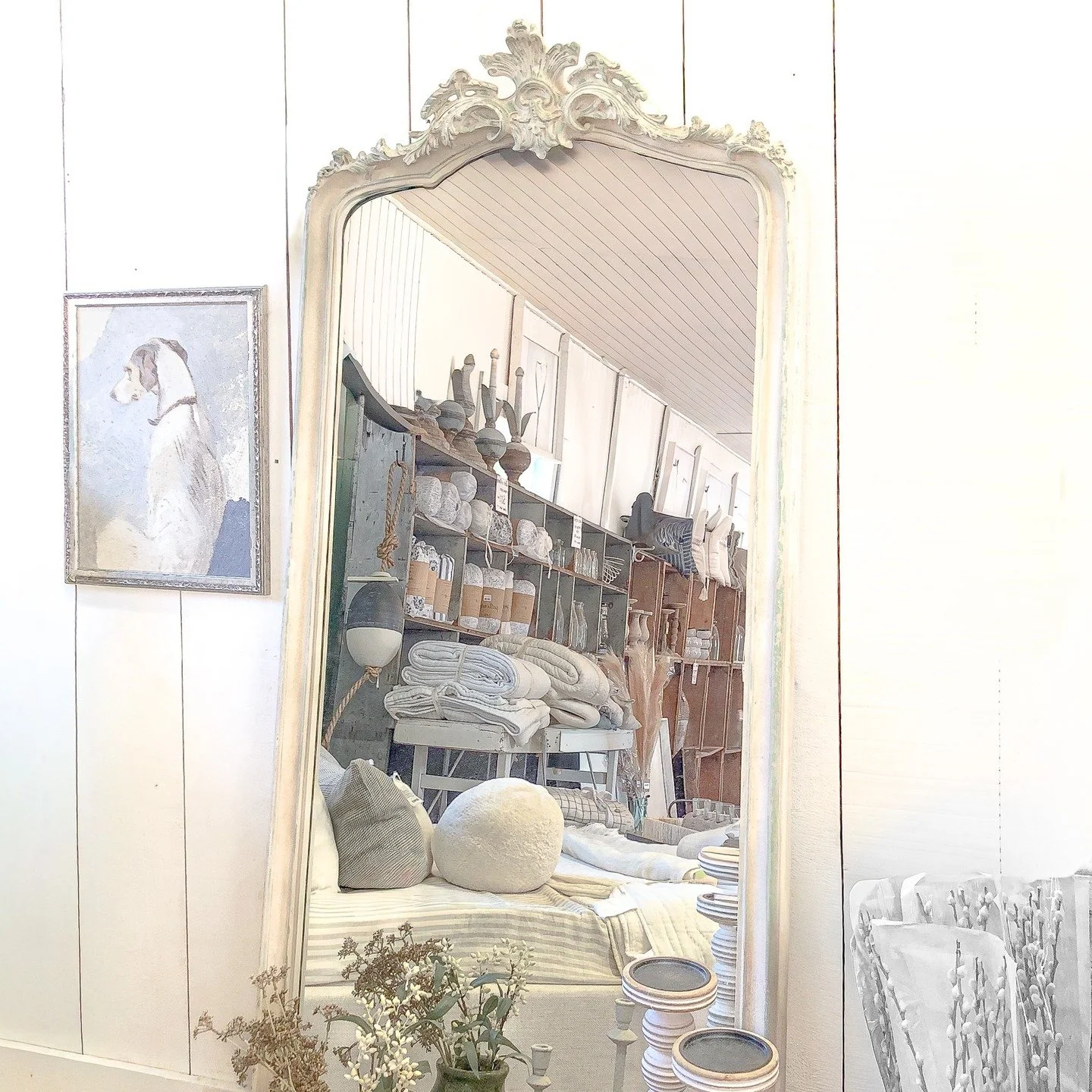 #TheFridayFind this week is all about character, charm, and scale.✨ Meet this gorgeous antiqued and distressed creamy white floor mirror- a true standout piece that brings timeless texture and depth to any space. Oversized, full of personality, and e