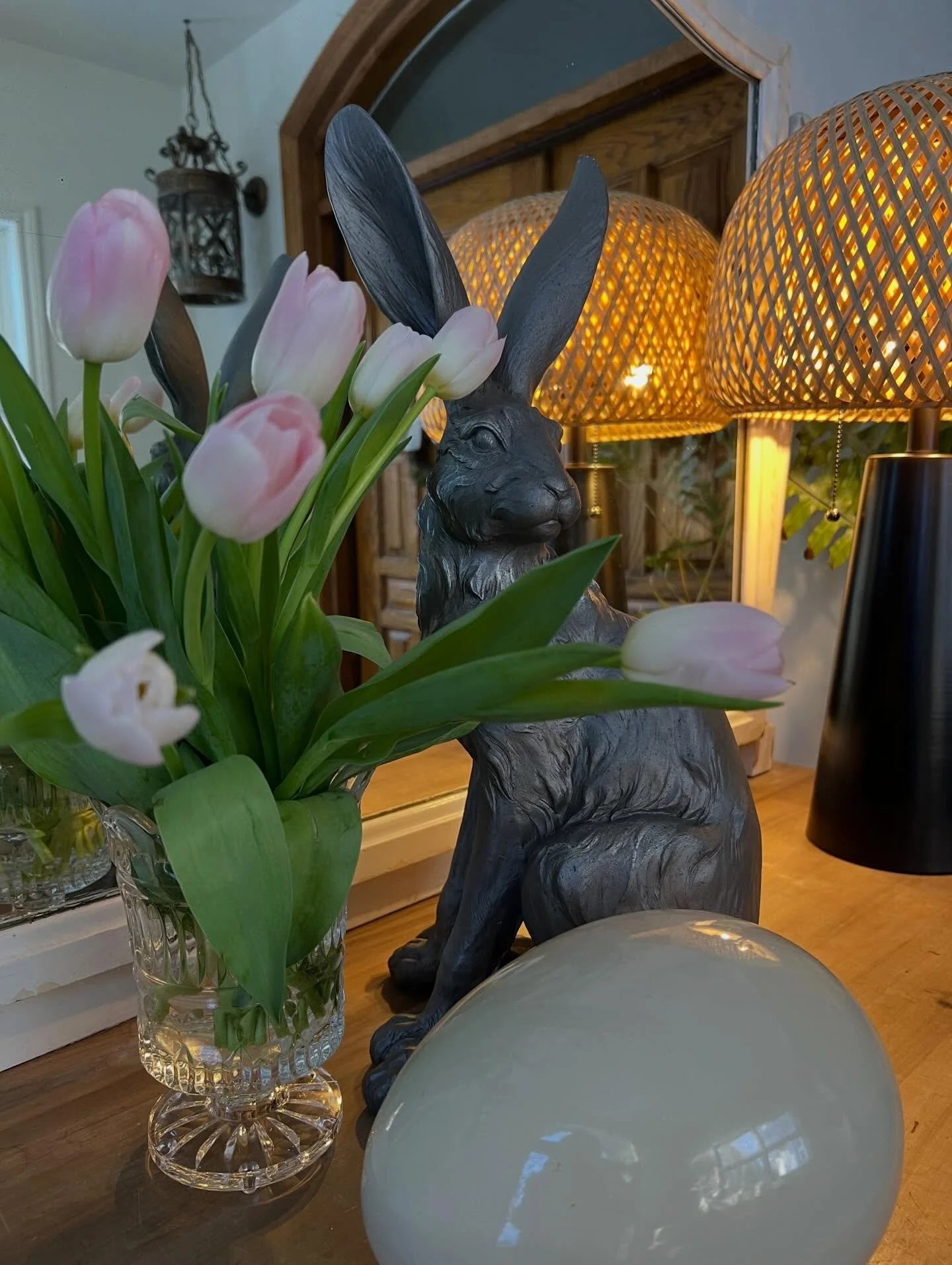 Spring Details ✨
Seasonal styling doesn&rsquo;t have to be bold to feel fresh. This pewter inspired rabbit adds a sculptural element that feels timeless rather than themed. Paired with a simple vase of tulips, the look is understated, refined, and qu