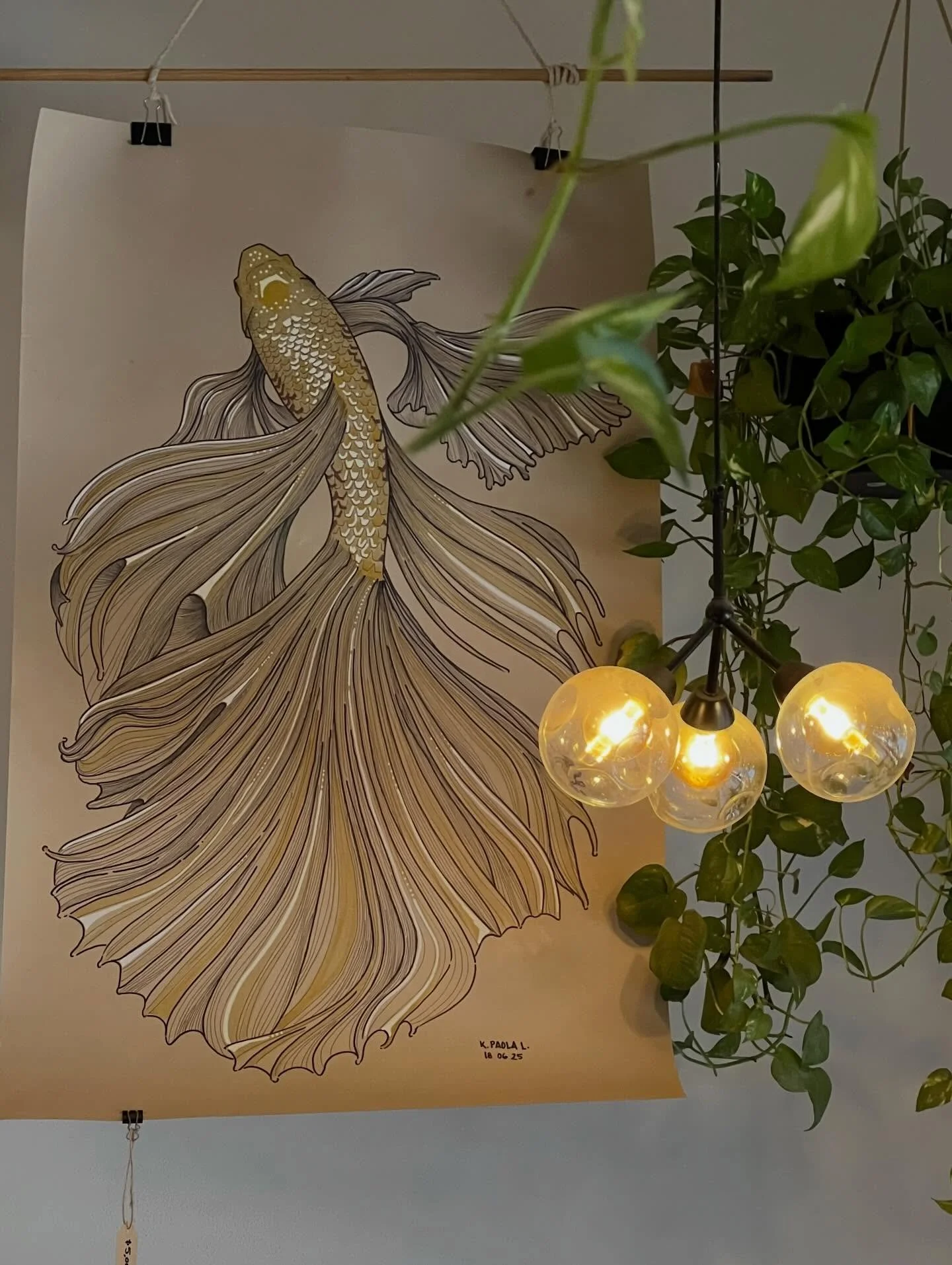 Design Inspiration ✨
We came across this beautiful moment inside a caf&eacute; in San Pancho, Mexico, and it stopped us in our tracks. A striking piece of art, a trailing plant, and a cluster of warm lights &mdash; simple elements layered together to