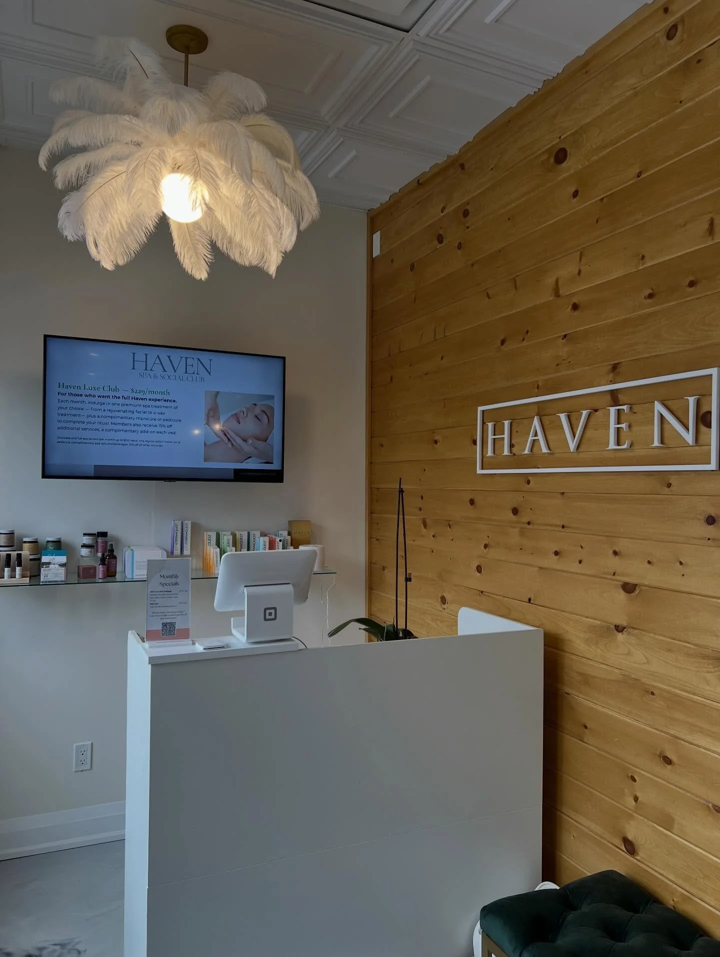 The Friday Find✨
This week we&rsquo;re sharing a space that feels like a true retreat in the heart of Muskoka - @havenspasocialclub at 12 Taylor Road in Bracebridge. From the moment you walk in, the atmosphere is calm, welcoming, and beautifully desi