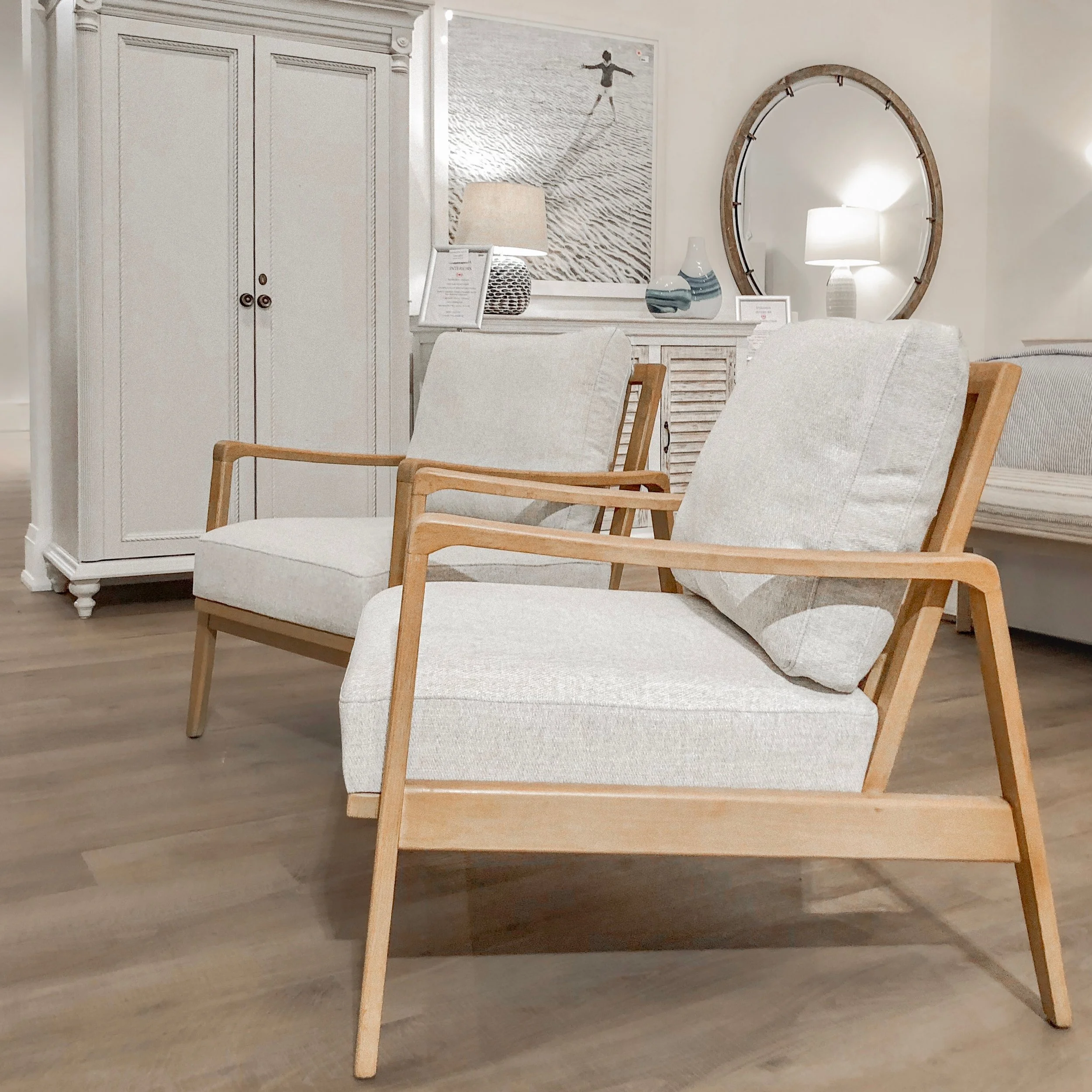 ✨ #TheFridayFind ✨

Comfort meets timeless design with these beautiful accent chairs from Veranda in Bracebridge. Featuring clean lines, warm wood framing, and soft neutral upholstery, they&rsquo;re the perfect spot to curl up with a good book, enjoy