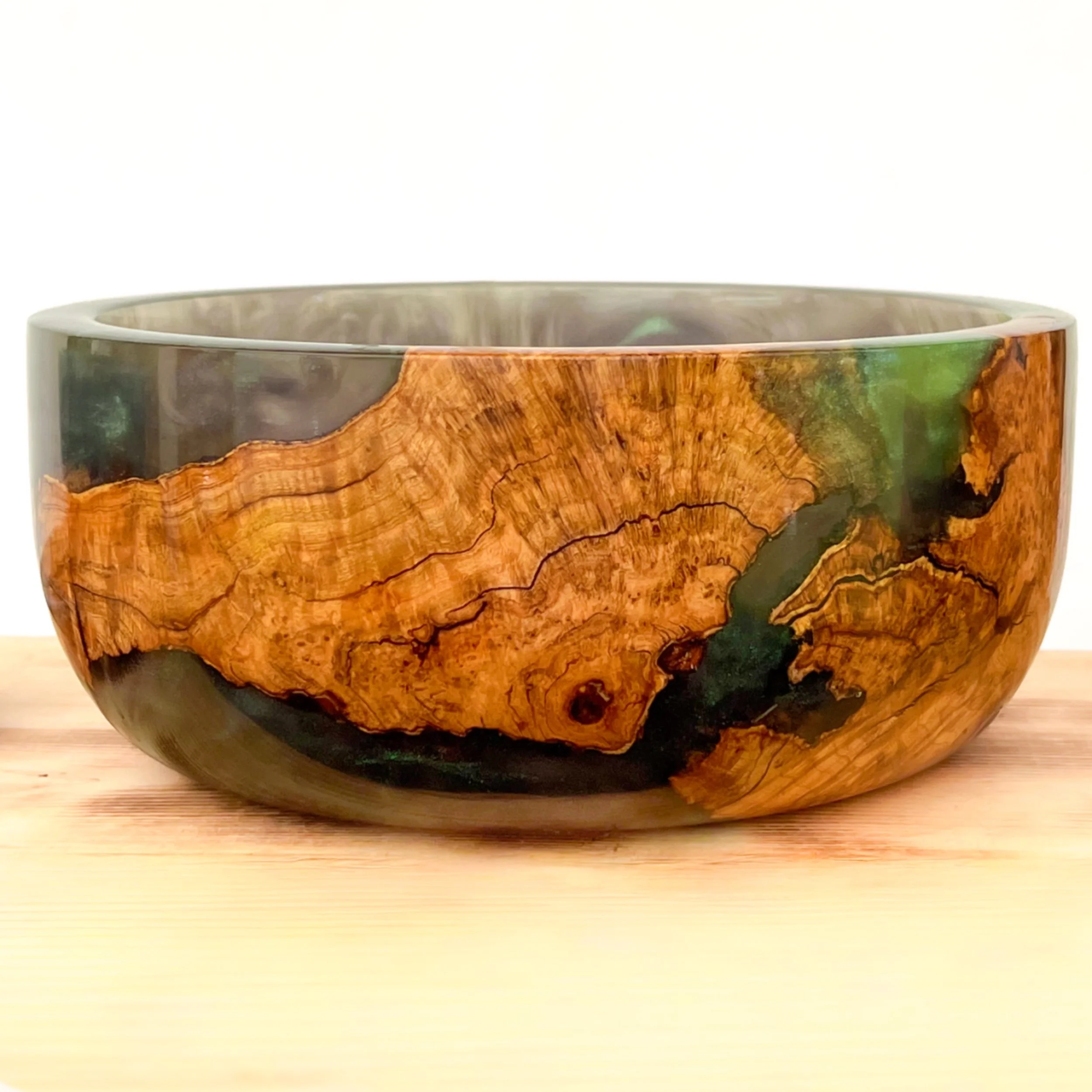 ✨ #TheFridayFind ✨
There&rsquo;s something truly special about handcrafted pieces that bring the beauty of nature into your home.
This stunning bowl was handcrafted by Dan Brown of Muskoka Turnings showcasing the incredible character of natural wood 
