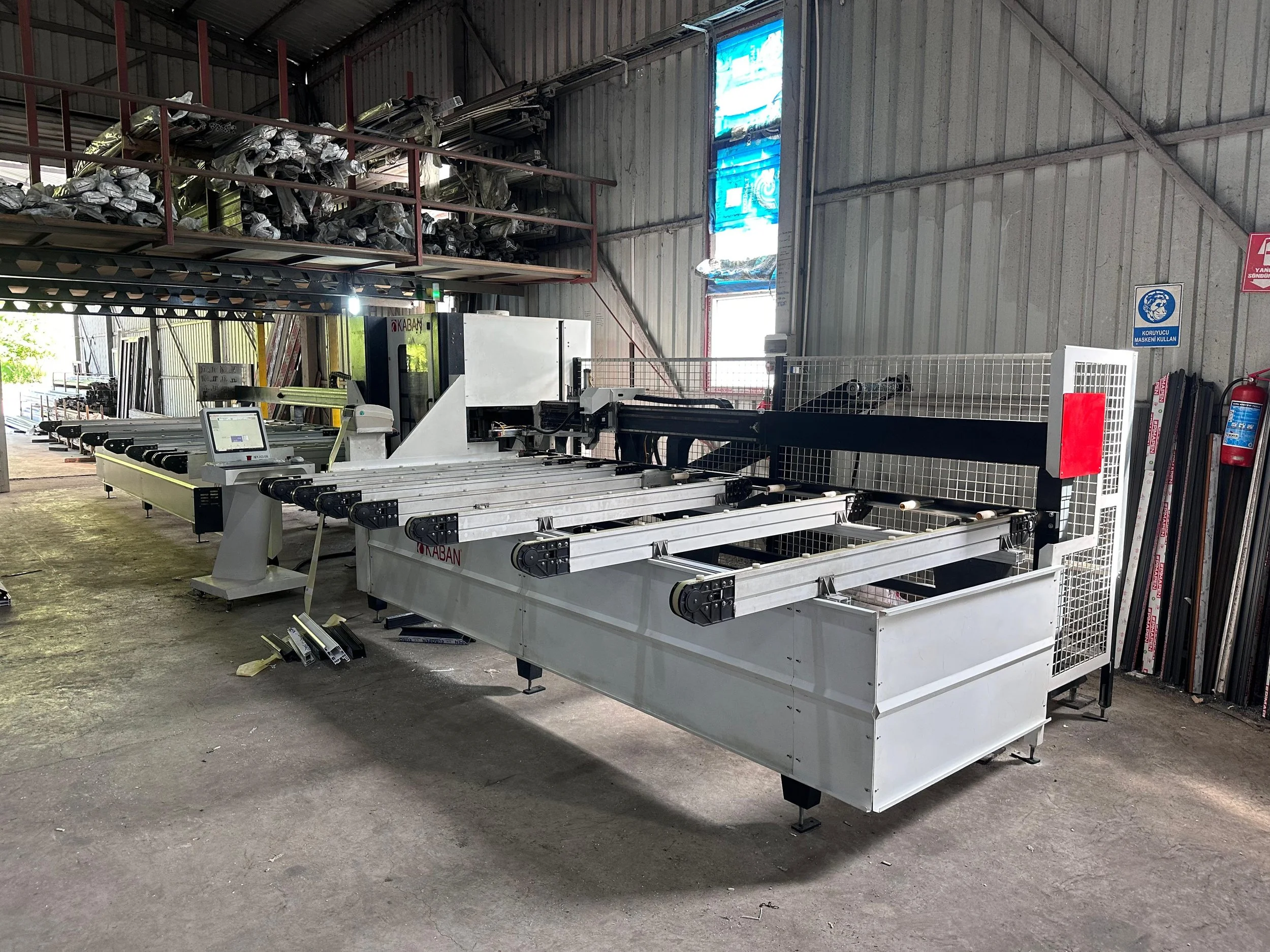 Orban Makine atölyesinde PVC ve alüminyum işleme makinesi