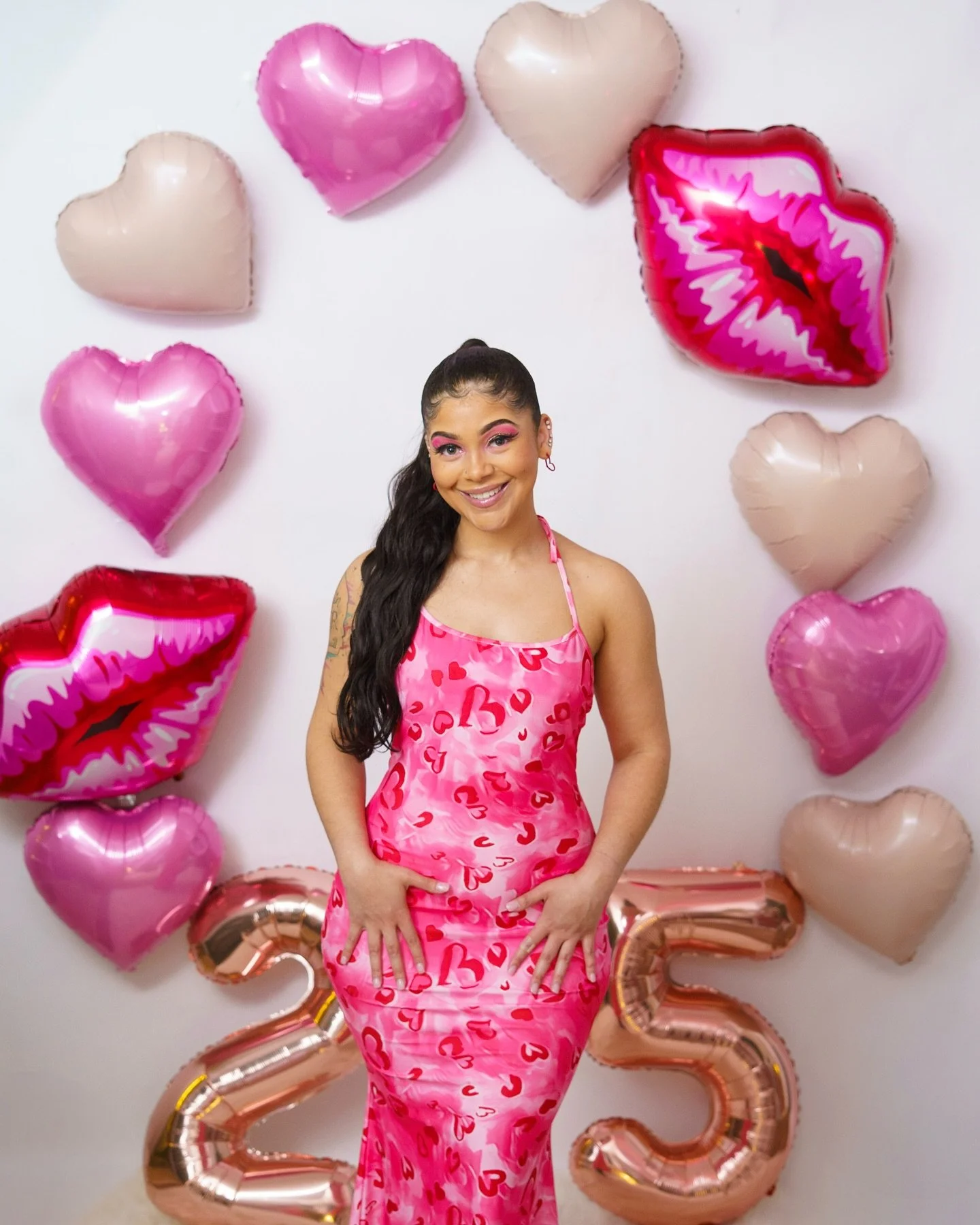 Happy Valentines Day 💌 this was a b-day/v-day shoot! I had fun experimenting with lighting. Thank you to @abyrdseyephoto for allowing me to use your studio! 

.
.
.
#birthday #happybirthday #valentines #valentinesday #vday #bday #ayianaflixmylife