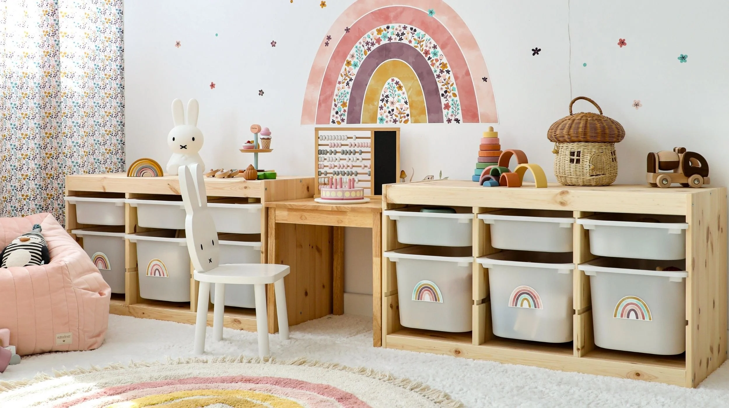 Kinderzimmer mit IKEA-Holzregalen und Aufbewahrungsboxen, kombiniert mit Holzspielzeug und Korb - Mix aus preisbewussten und hochwertigen Stücken