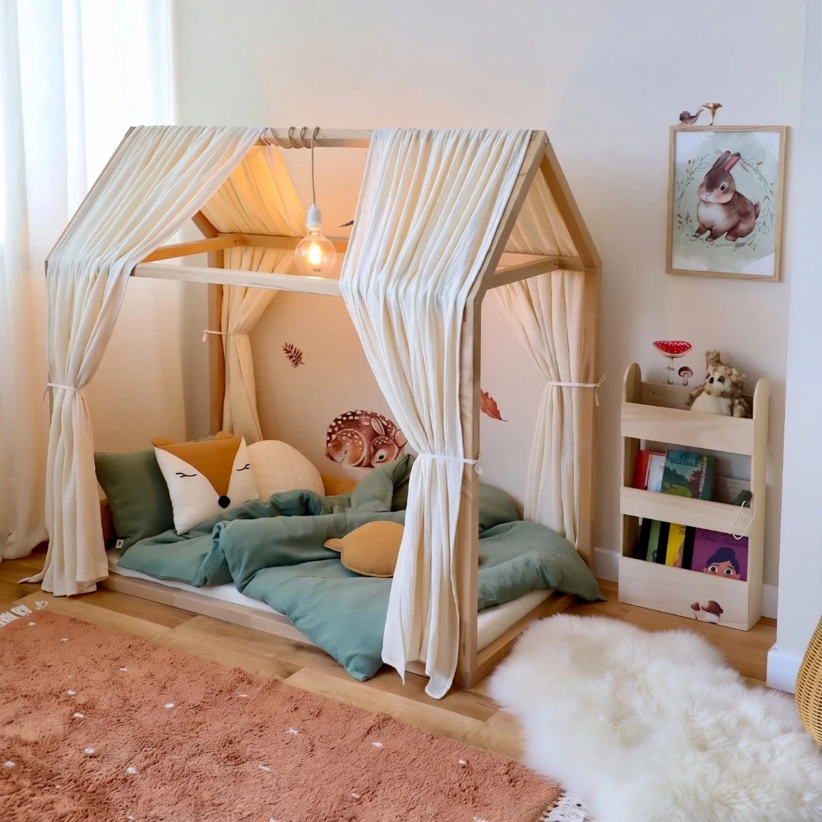 Gemütliches Kinderzimmer mit Naturmaterialien und ruhigen Waldfarben