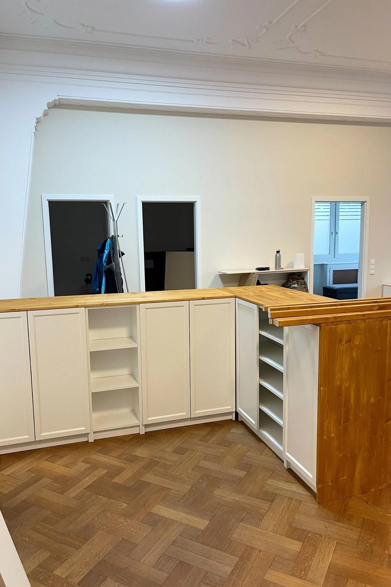 Billy Regale mit Holzplatten in großem Altbau-Wohnzimmer