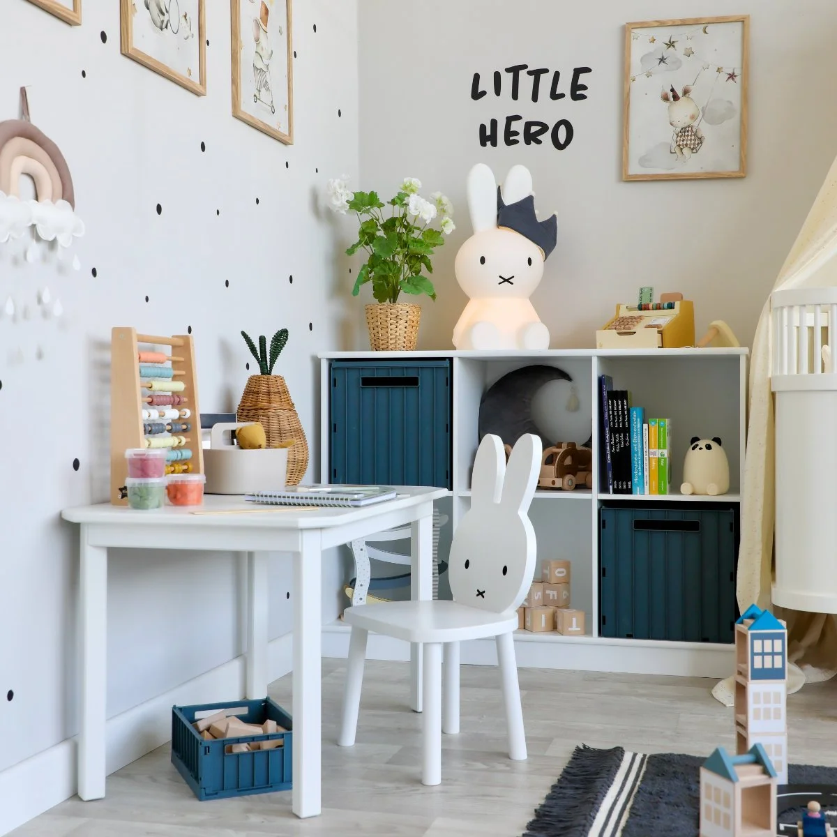 Helles Kinderzimmer mit Stauraum und Kreativbereich