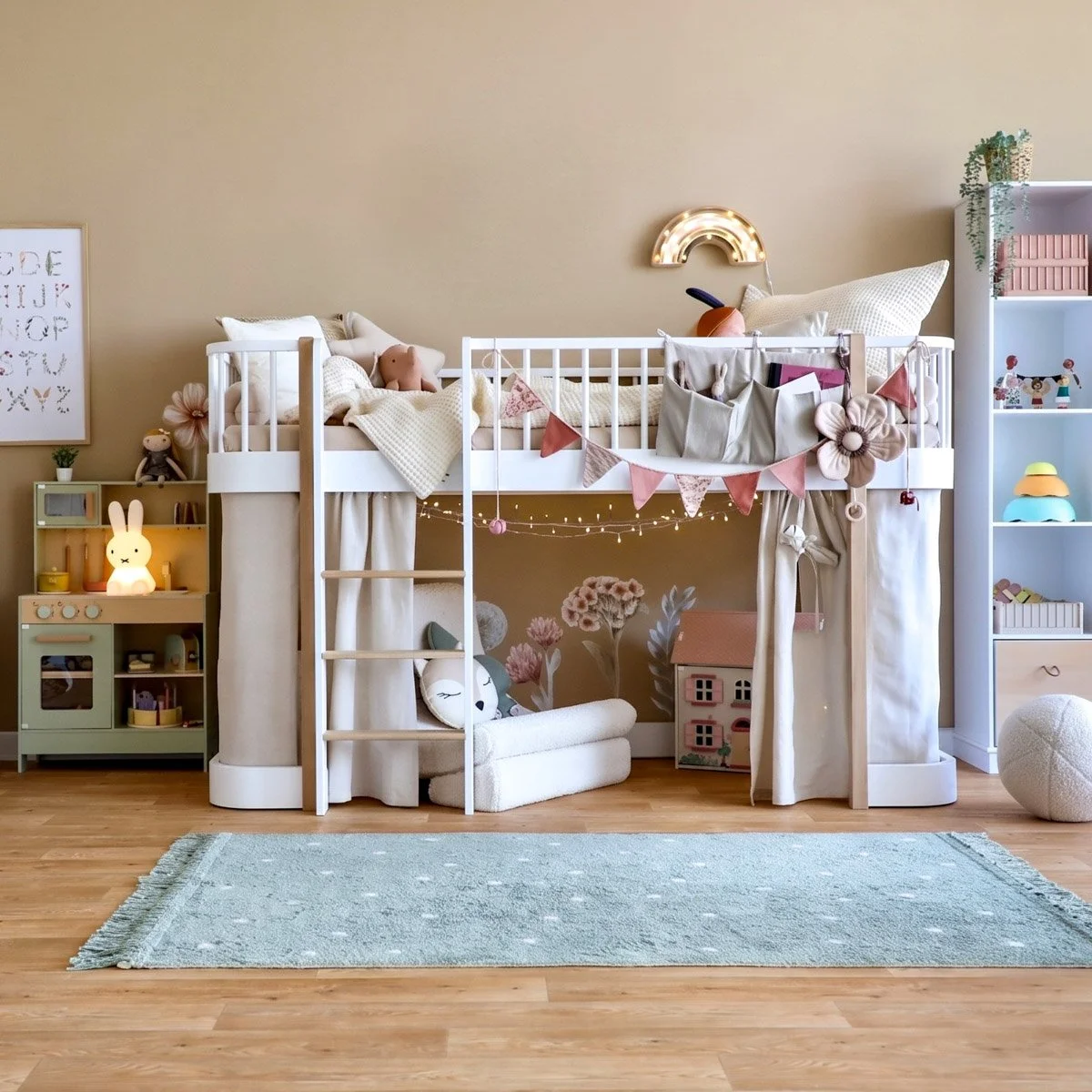 Kinderzimmer mit Hochbett und ruhiger Spielfläche