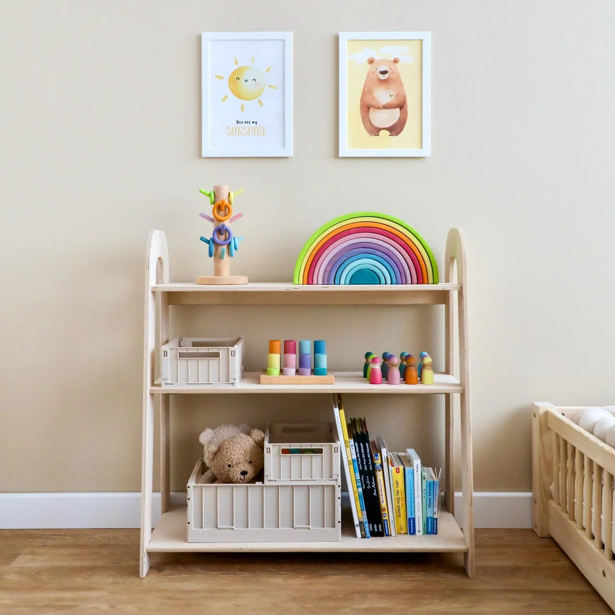 Kinderzimmer mit praktischem Stauraum und reduzierter Einrichtung