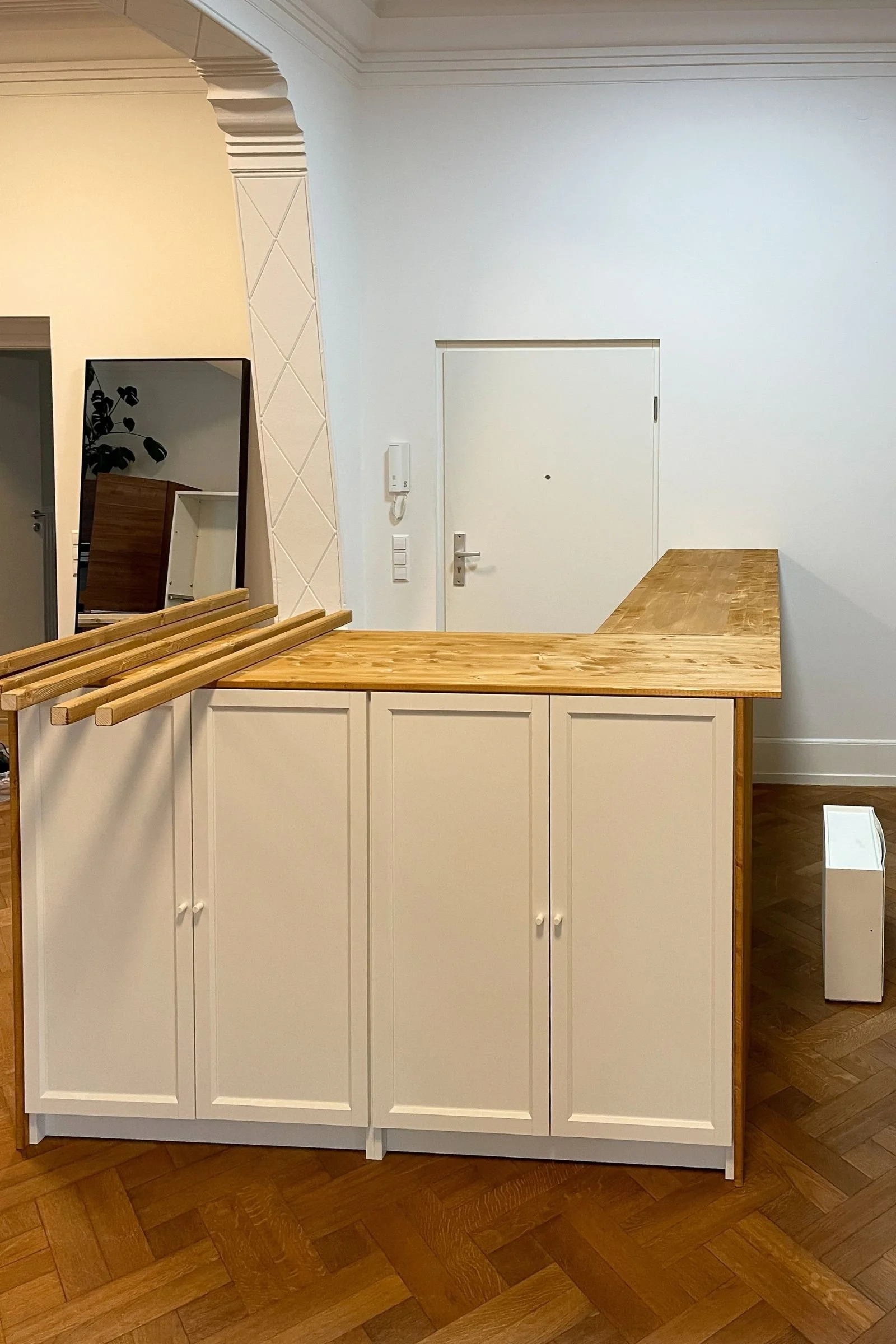 Billy Regale mit Holzplatten in großem Altbau-Wohnzimmer
