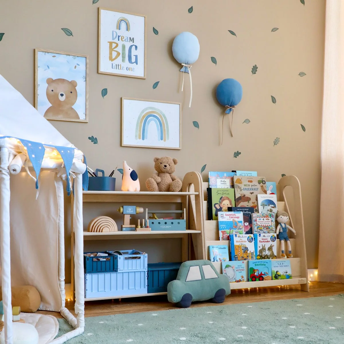 Jungen-Spielzimmer mit Spielzeugregal, Bücherregal, Postern und Wanddeko