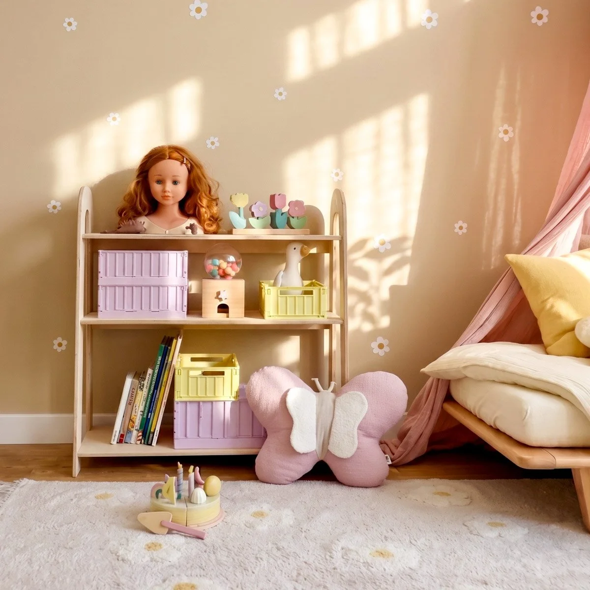 Offenes Regal im kleinen Kinderzimmer mit übersichtlicher Spielzeugaufbewahrung