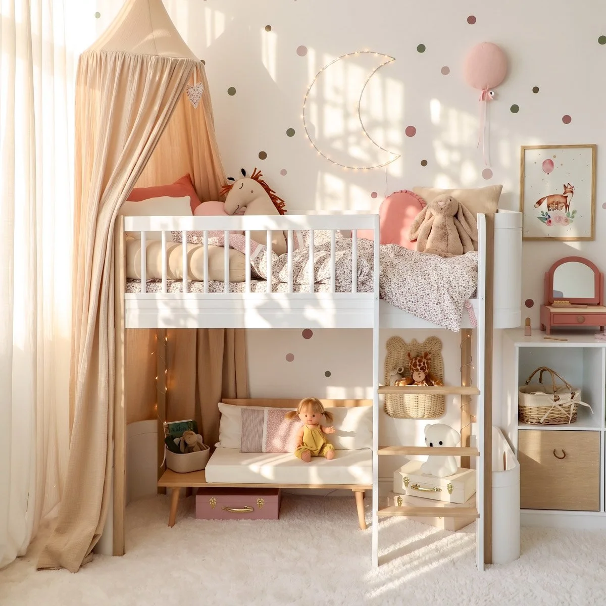 Kleines Kinderzimmer mit Hochbett als platzsparende Lösung
