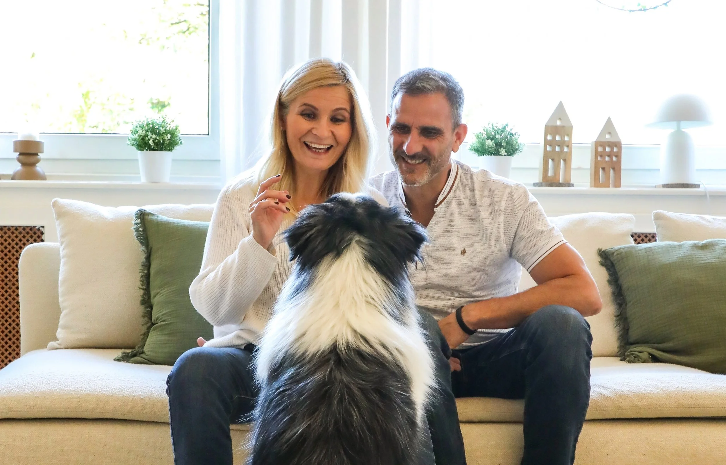 Sanja und Stefan mit Hund auf dem Sofa