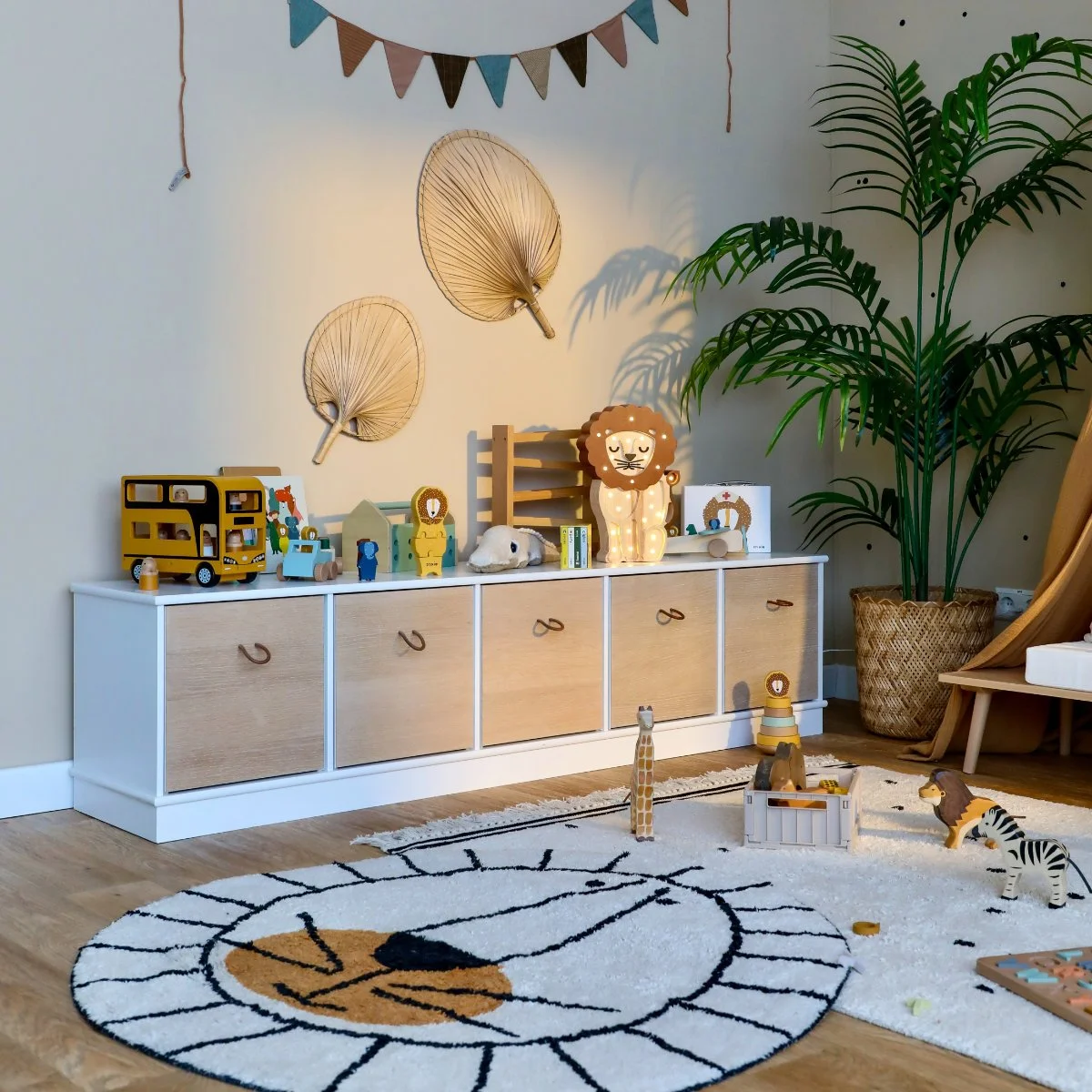 Kinderzimmer mit Spielecke, Spielzeugregal und Spielteppich