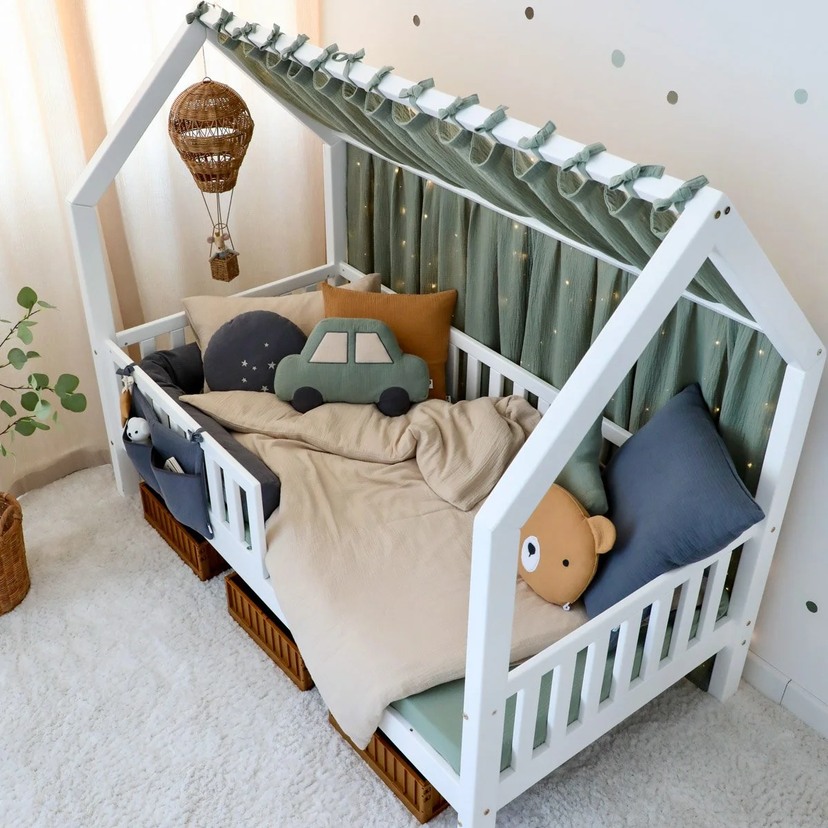 Weißes Hausbett mit grünem Betthimmel und Musselin Bettwäsche und Kissen