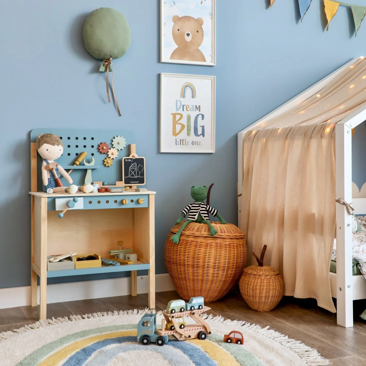 Blaues Kinderzimmer mit Werkbank und Holzspielzeug