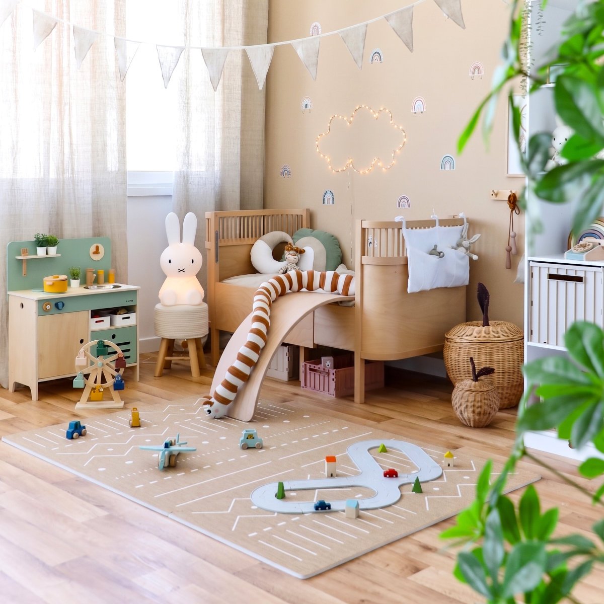 Kinderzimmer mit klarer Raumaufteilung und definierter Spielfläche