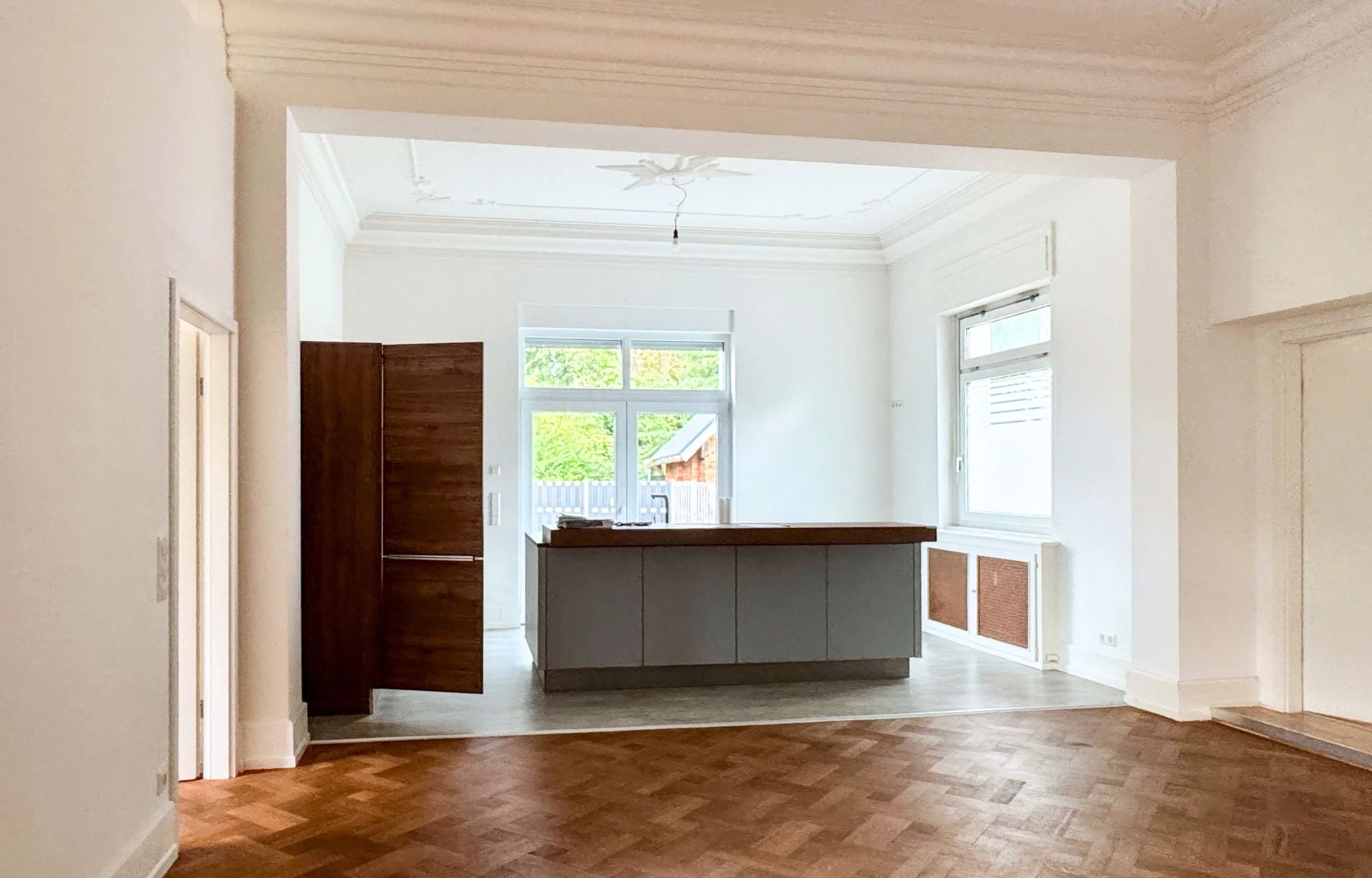 Altbauwohnung mit Kücheninsel, Stuckdecken und Eichenparkett