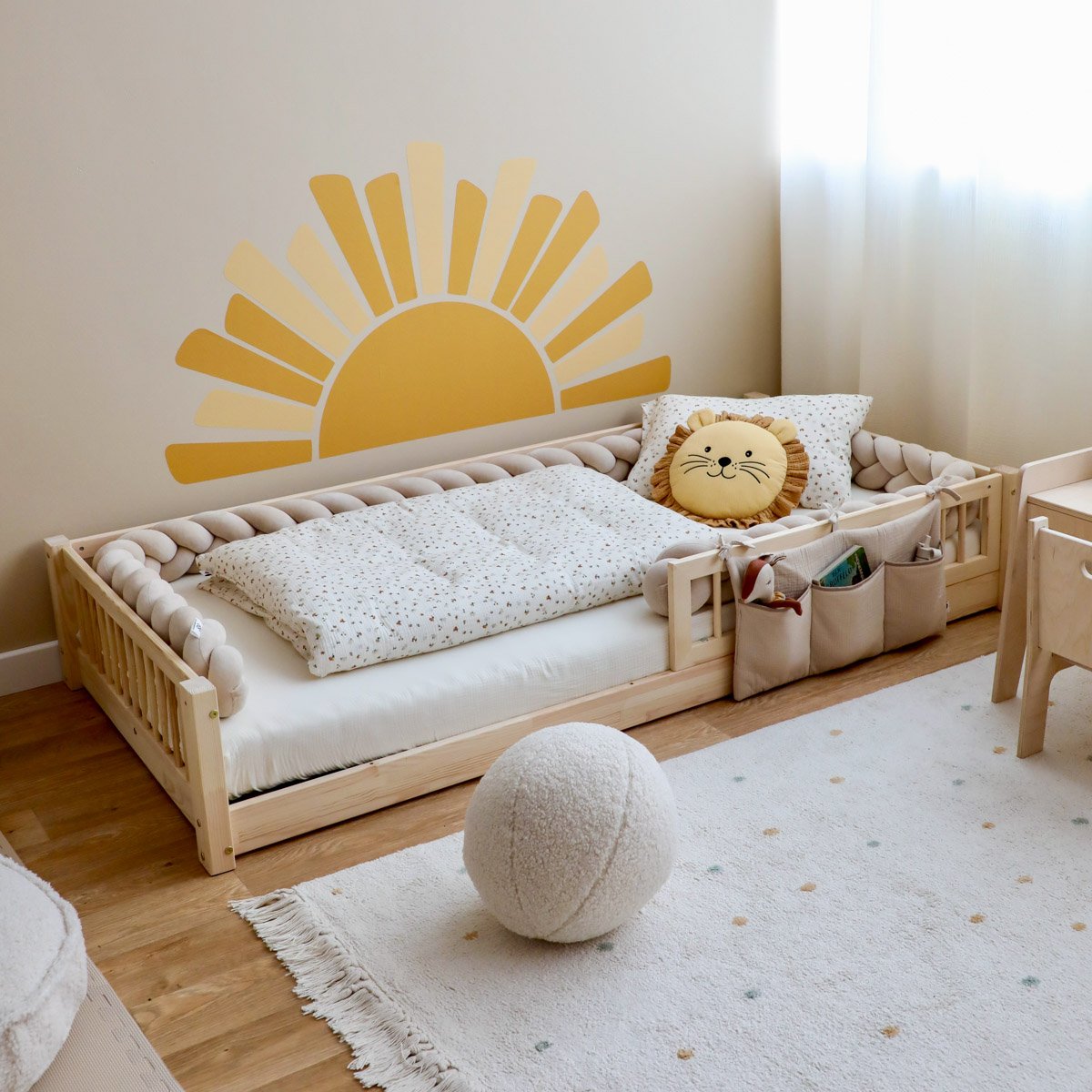 Gemütliches Kinderzimmer mit natürlichen Farben, Holz und weichen Textilien
