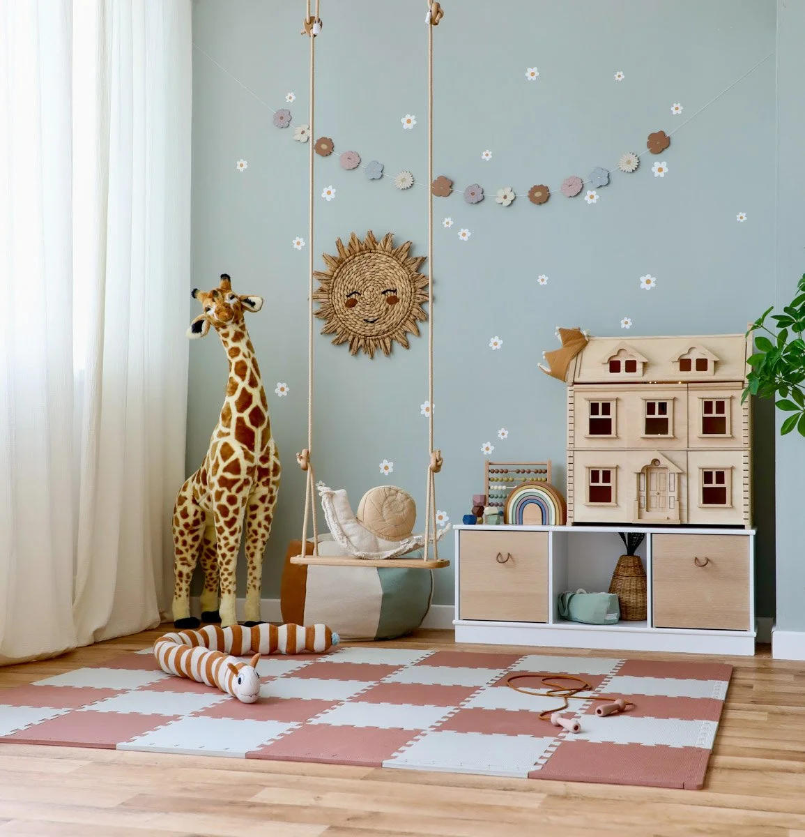Spielbereich im Kinderzimmer mit freier Fläche und übersichtlicher Gestaltung