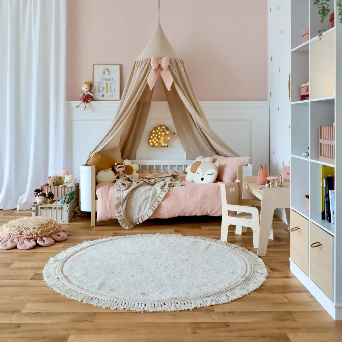 Kinderzimmer für Mädchen mit klarer Raumaufteilung und ruhiger Spielfläche auf dem Teppich