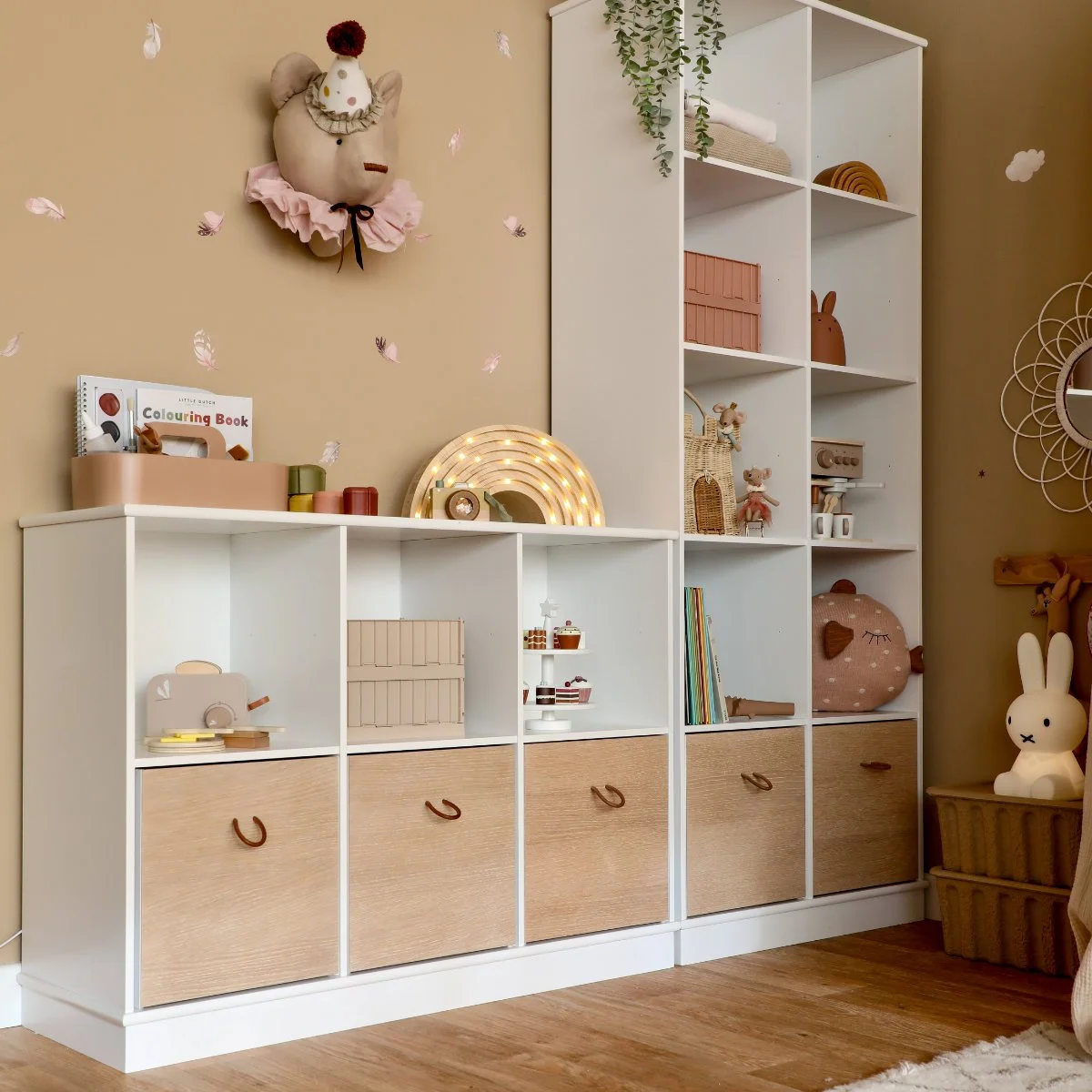 Kinderzimmer mit viel Stauraum - offen und geschlossen