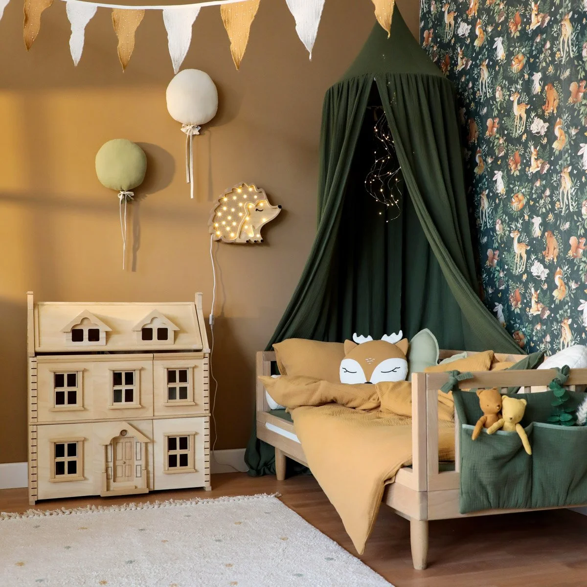 Dunkle Kindertapete mit Waldtieren in Grün und Braun mit Kinderbett und Puppenhaus